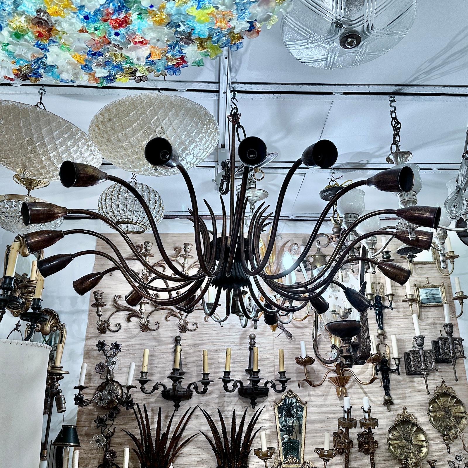 Ottone Set di grandi lampadari italiani di metà secolo, venduti singolarmente in vendita