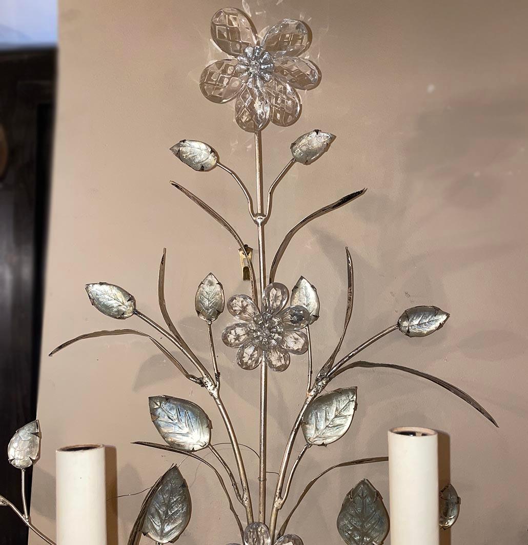 Ein Satz von vier großen französischen versilberten fünfarmigen Wandleuchtern aus den 1940er Jahren mit geformtem Glaskörper in Form einer Vase und Kristallblumen, originales Finish und Patina. Verkauft in Paaren.

Abmessungen:
Höhe: 30