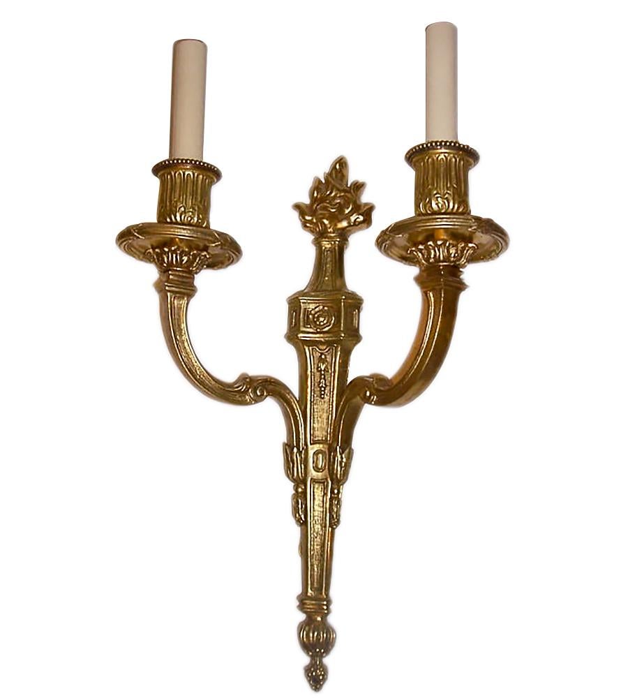 Un set di quattro appliques a doppia luce in bronzo francese in stile neoclassico del 1920 circa con patina originale. Venduto al paio.
Misure:
Altezza 16