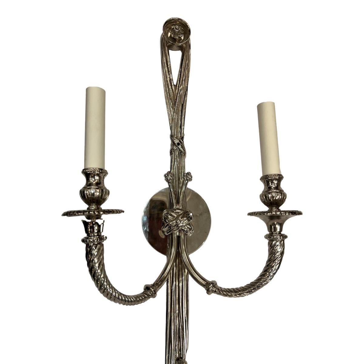 Un set di quattro appliques neoclassiche francesi in bronzo nichelato degli anni '40 circa. Venduto al paio.

Misure:
Altezza: 26,5
Larghezza: 11,25
Profondità: 6