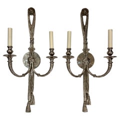 Ensemble de grandes appliques néoclassiques en nickel plaqué, vendues par paire