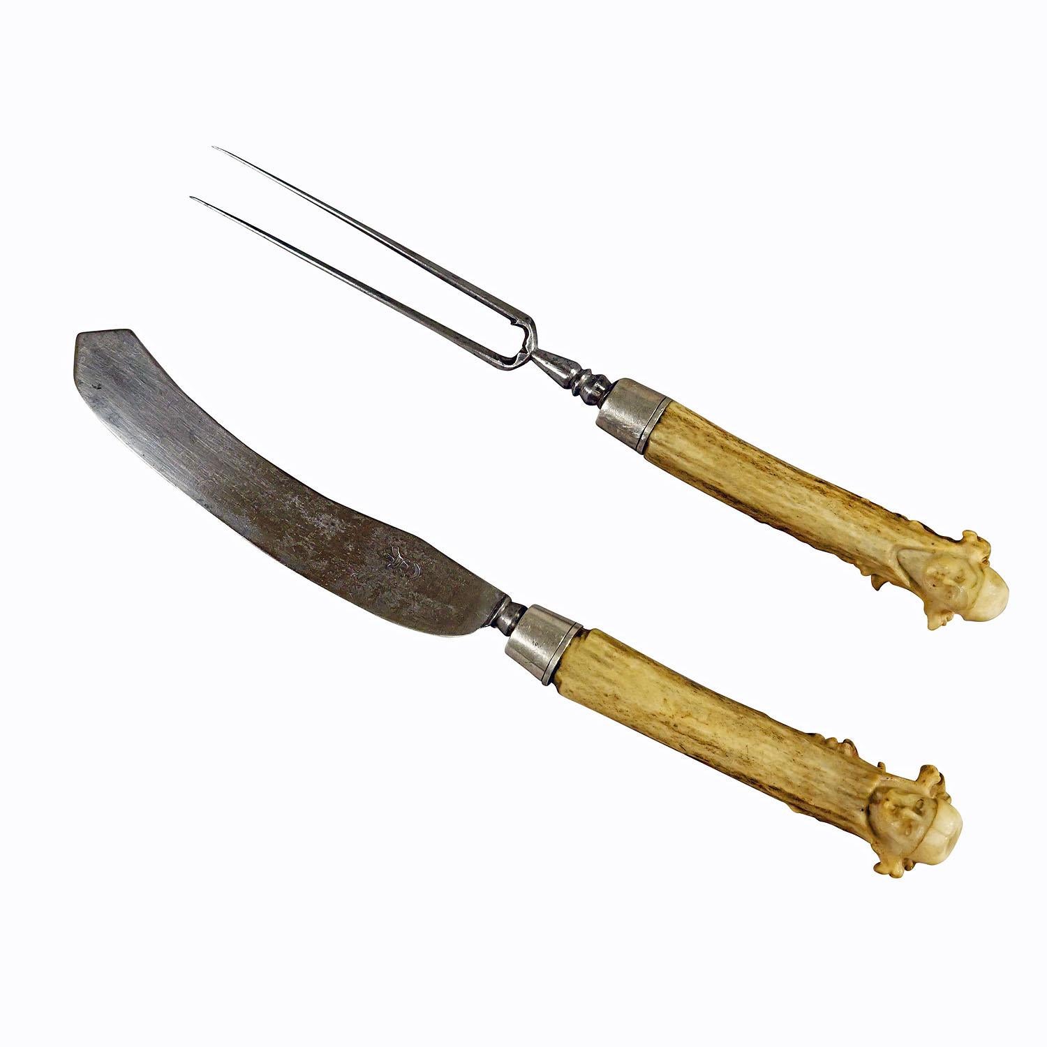 Ensemble ancien de couverts rustiques Carter avec poignées en corne sculptées 18ème siècle

Un rare ensemble antique de couteaux et de fourchettes comme couverts de service. Les poignées sont faites de cornes de cerf avec, à leur extrémité, des