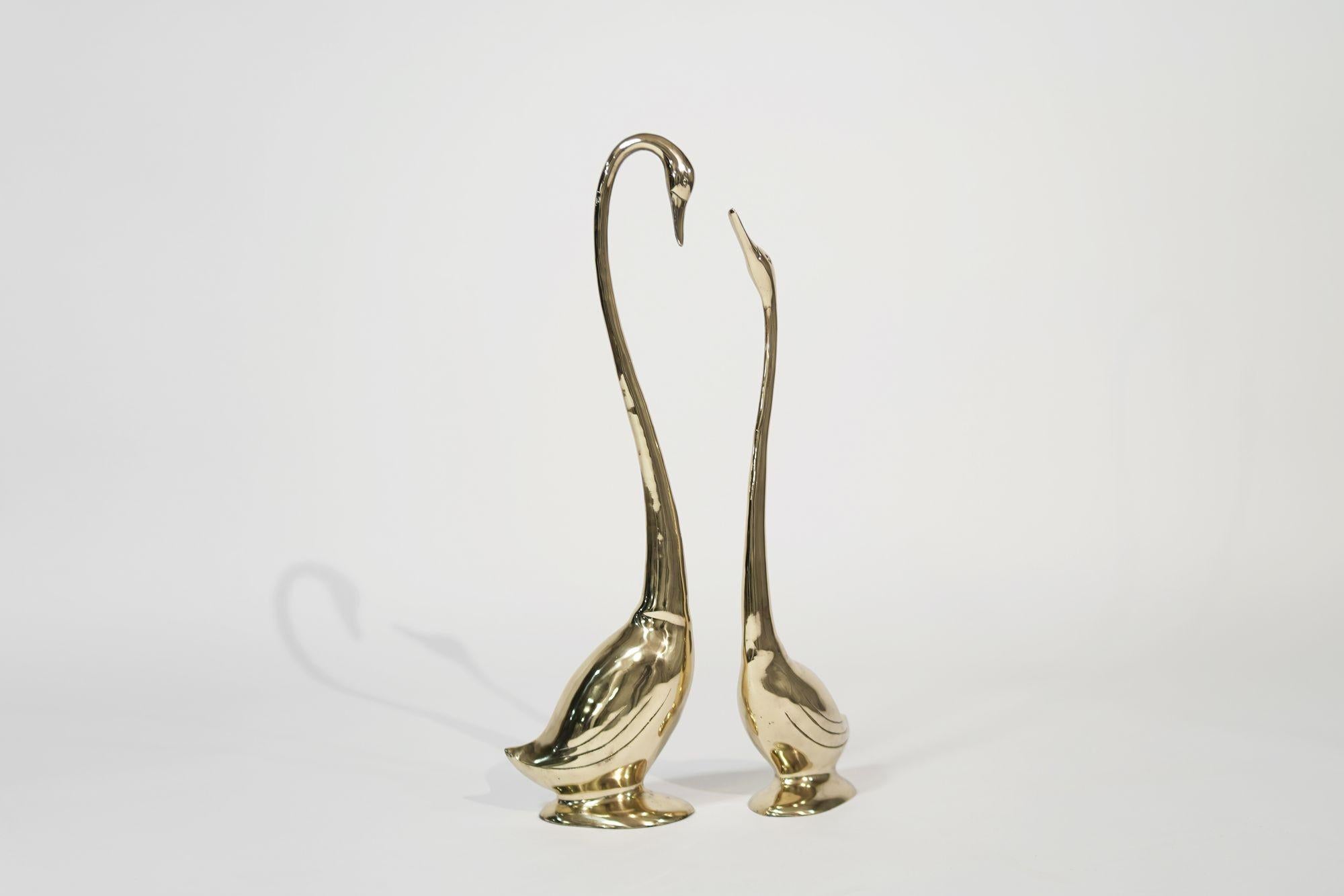 Set di sculture di cigno in ottone vintage. Lucidati a mano con una finitura radiosa, questi eleganti pezzi trasudano raffinatezza.
Il cigno di grandi dimensioni misura H: 33,5