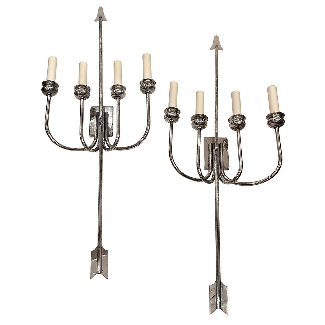 Un set di applique a quattro luci in stile neoclassico francese degli anni '50 circa, placcate in argento. Venduto al paio.

Misure:
Altezza 32