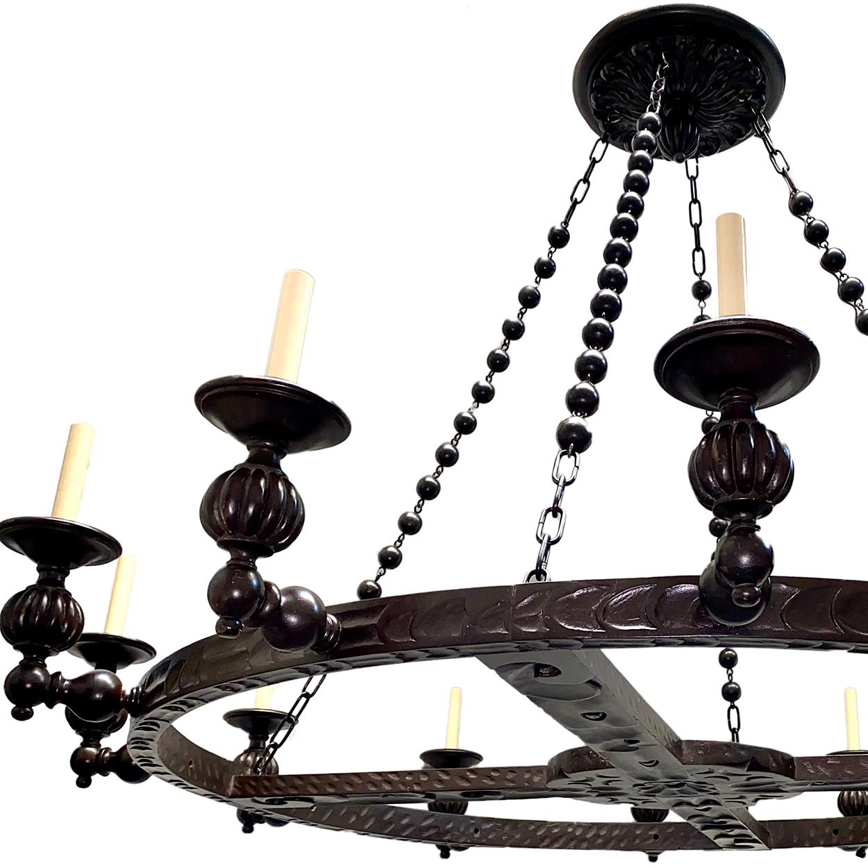 Un set di cinque lampadari spagnoli in legno intagliato degli anni '40 circa con perline e baldacchino originali. Venduto singolarmente.

Misure:
Diametro: 60
Altezza: 40