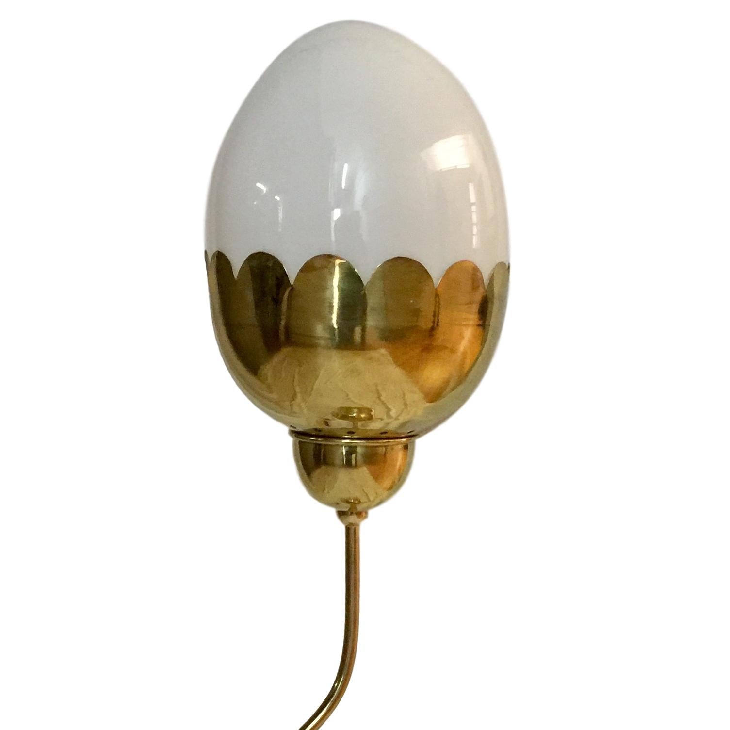 Milieu du XXe siècle Ensemble de grandes lampes de bureau tulipes avec globes en verre, vendu par paire en vente