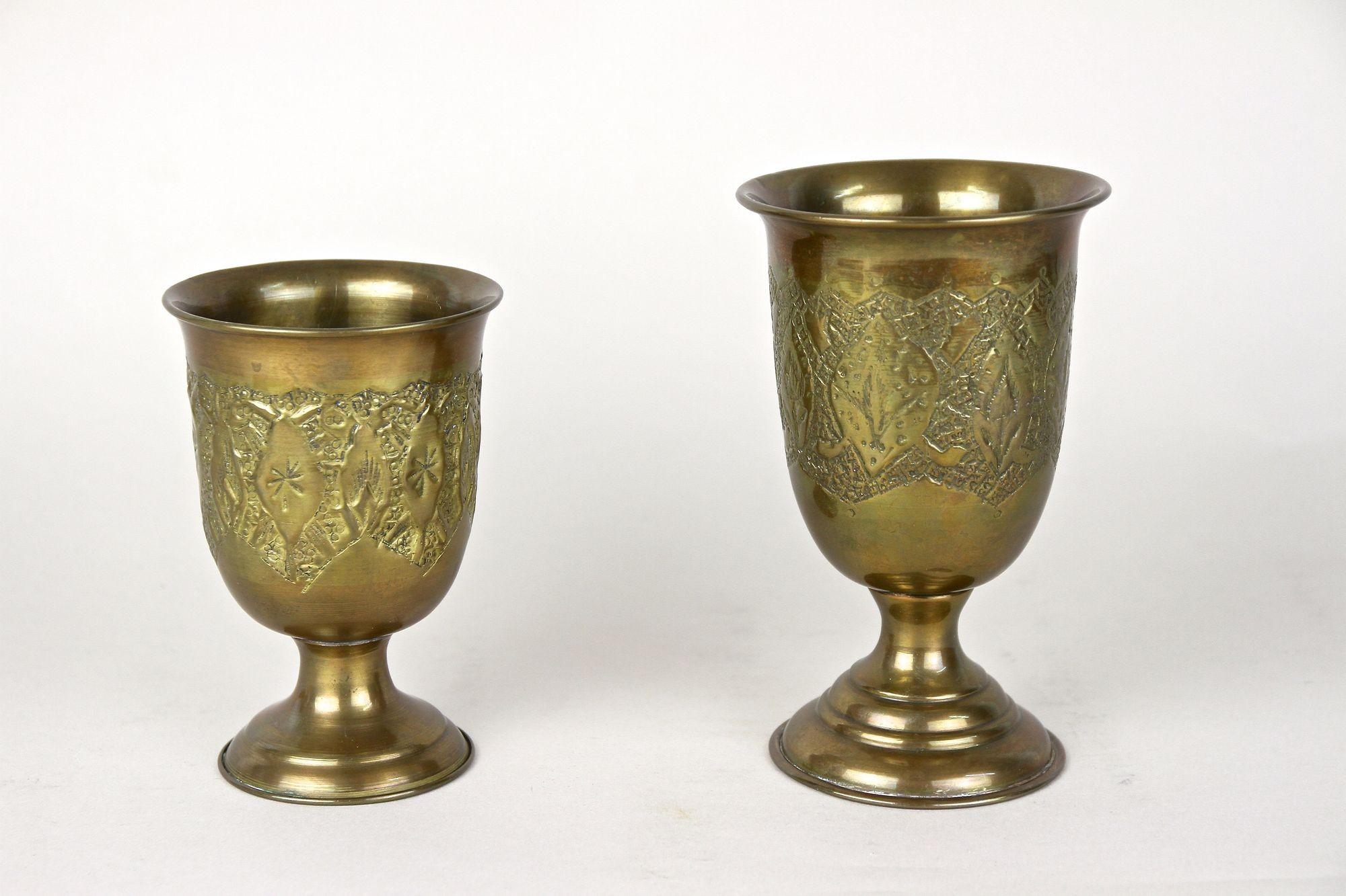 Ensemble de gobelets/ tasses/ vases Biedermeier en laiton de la fin du 19e siècle, vers 1860 en vente 5