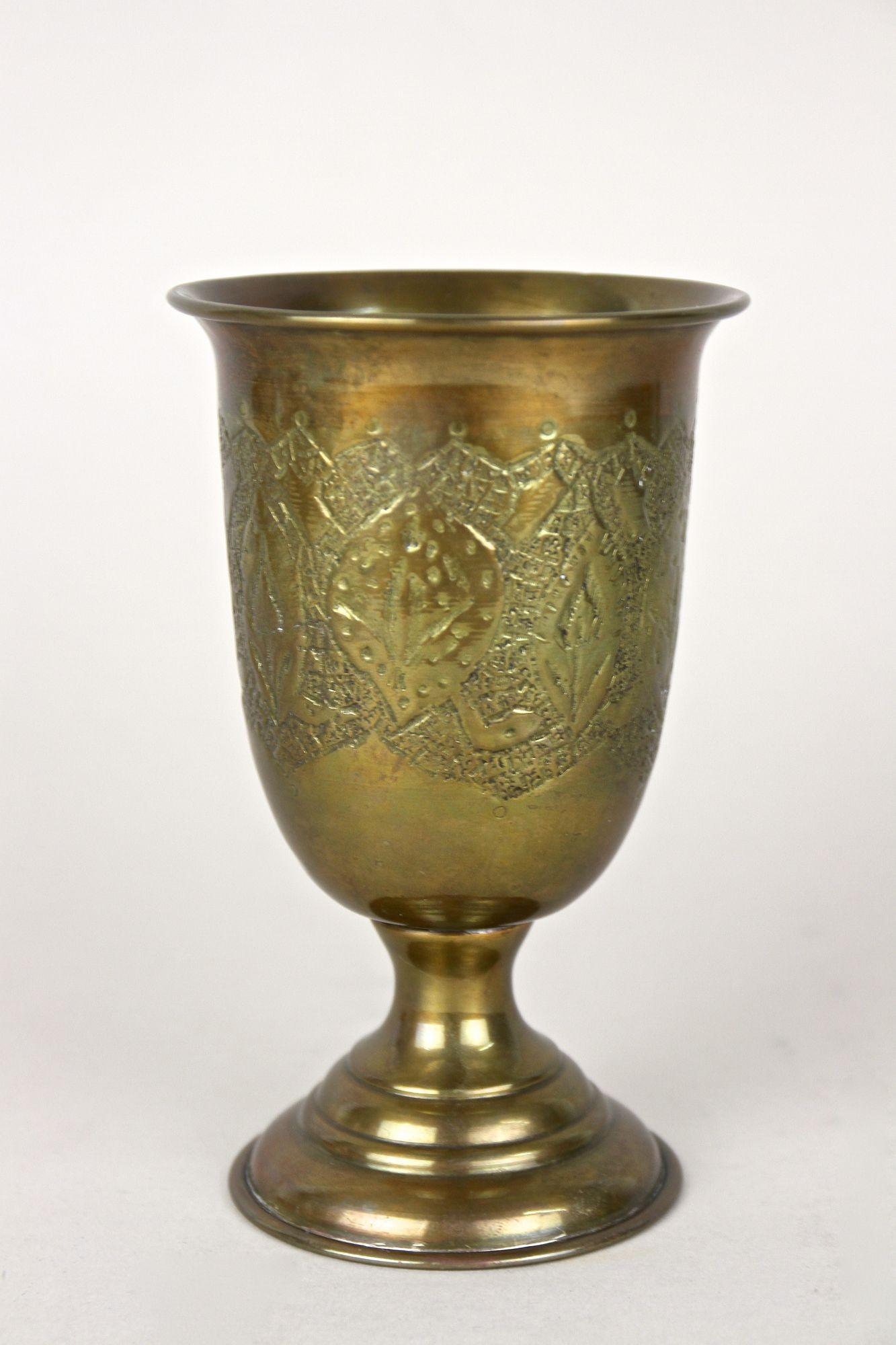 Ensemble de deux gobelets/chopes en laiton de la fin de la période Biedermeier, fabriqués à la main et décorés de façon complexe, datant de ce que l'on appelle la 