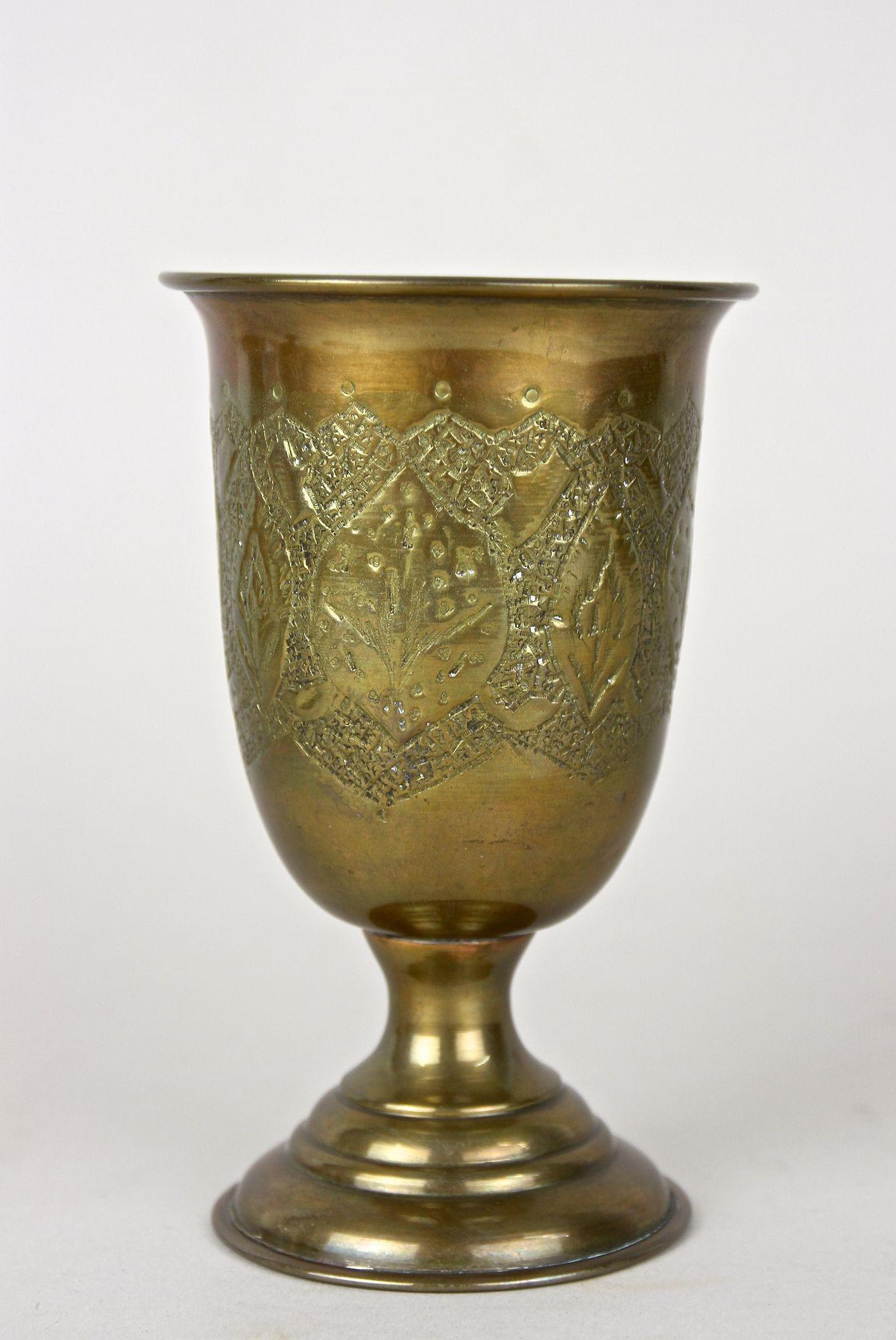 Autrichien Ensemble de gobelets/ tasses/ vases Biedermeier en laiton de la fin du 19e siècle, vers 1860 en vente
