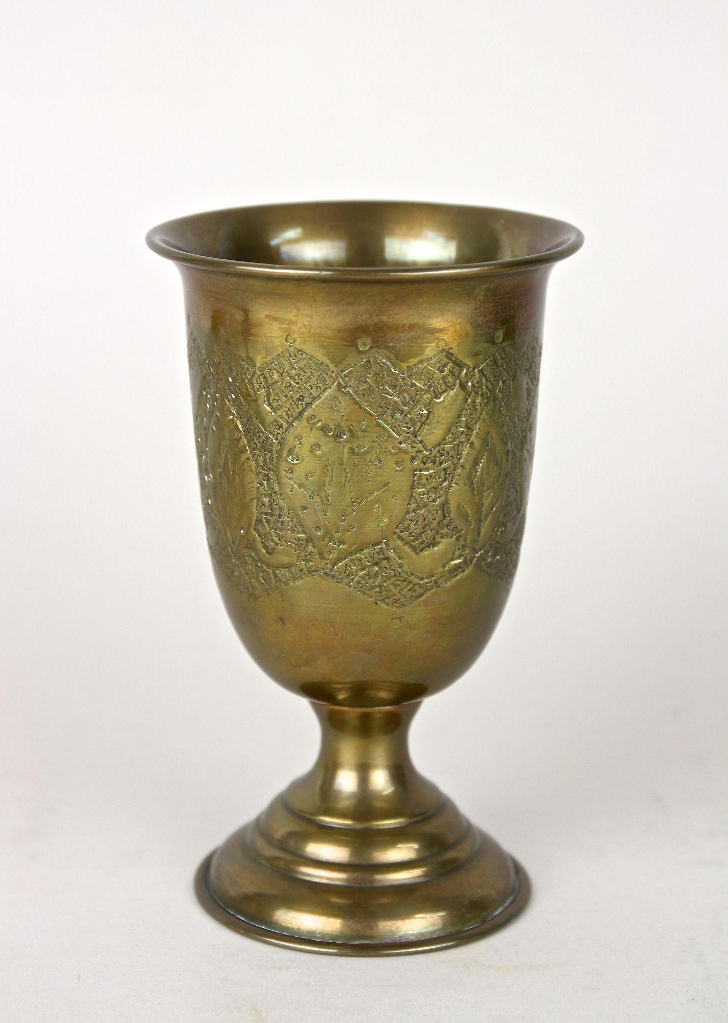 Fait main Ensemble de gobelets/ tasses/ vases Biedermeier en laiton de la fin du 19e siècle, vers 1860 en vente