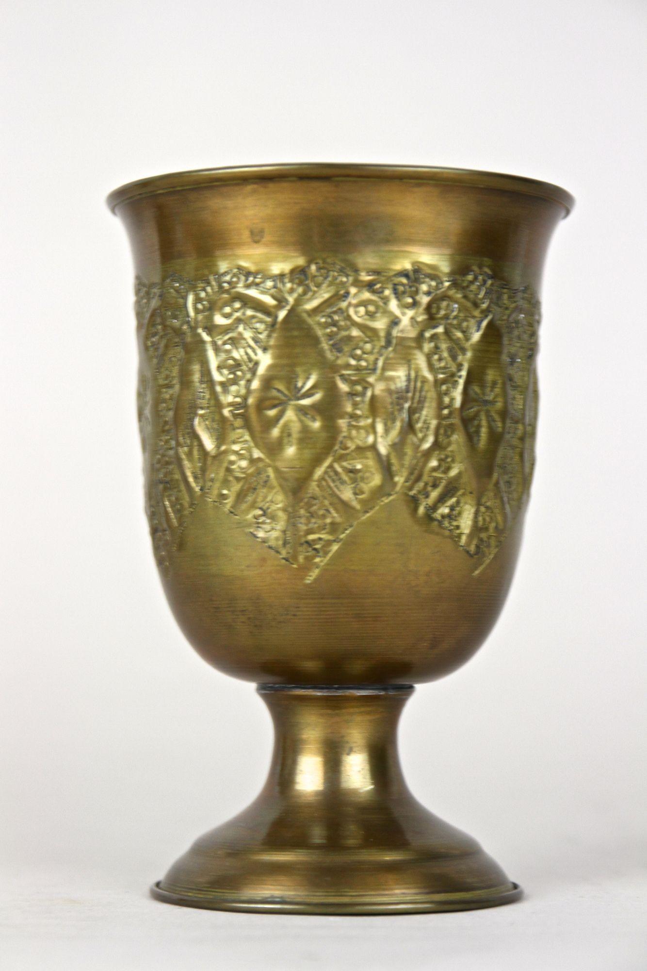 Laiton Ensemble de gobelets/ tasses/ vases Biedermeier en laiton de la fin du 19e siècle, vers 1860 en vente