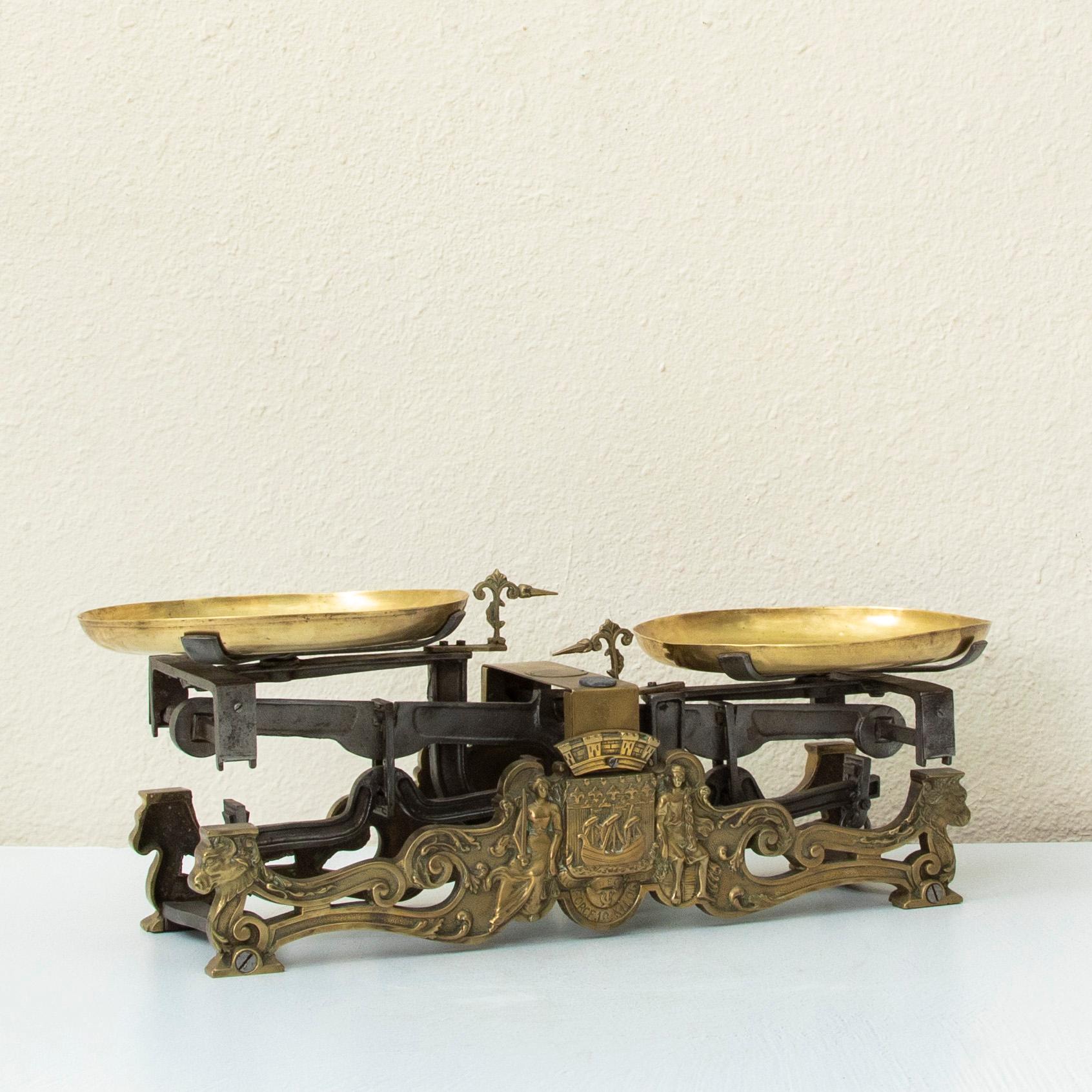 Cet ensemble de balances de boucherie françaises en fer et en bronze de la fin du XIXe siècle est à double face et présente les armoiries de la ville de Paris flanquées du dieu messager Mercure et de Dame Justice. Sous le blason est inscrit Force 10