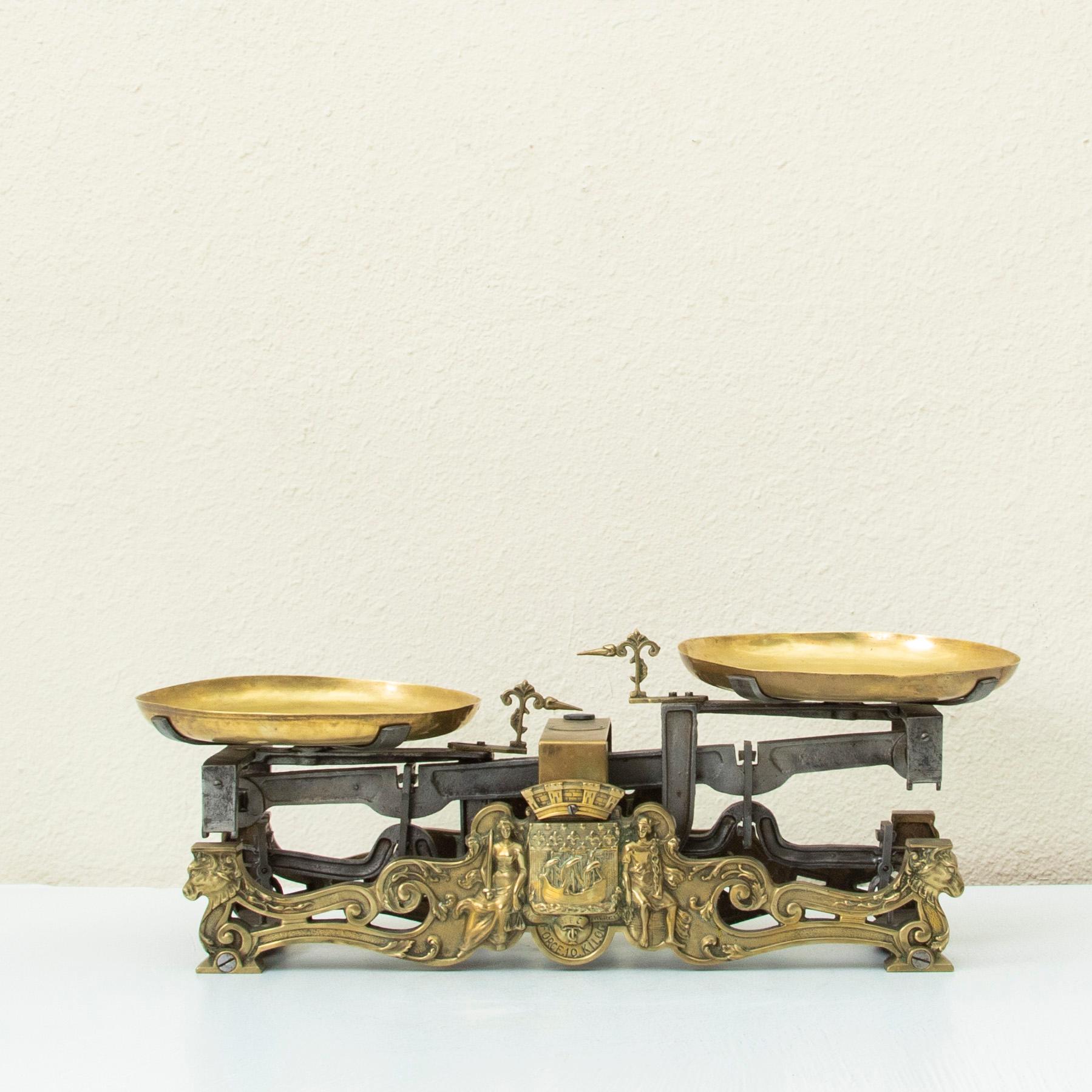 Ensemble d'écailles de boucherie françaises de la fin du 19e siècle en bronze et fer à double face Bon état - En vente à Fayetteville, AR