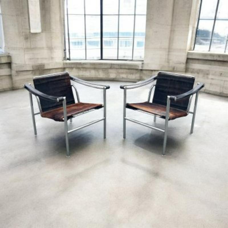 Set di poltrone in pelle LC1 di Le Corbusier per Cassina, 1966
 
 Design vintage
 
 Raro set di 2 poltrone LC.1 delle prime edizioni Cassina Italy, originali tra il 1966 e il 1968, valutate grazie ai numeri di serie incisi.
 
 Numero di serie: 1504