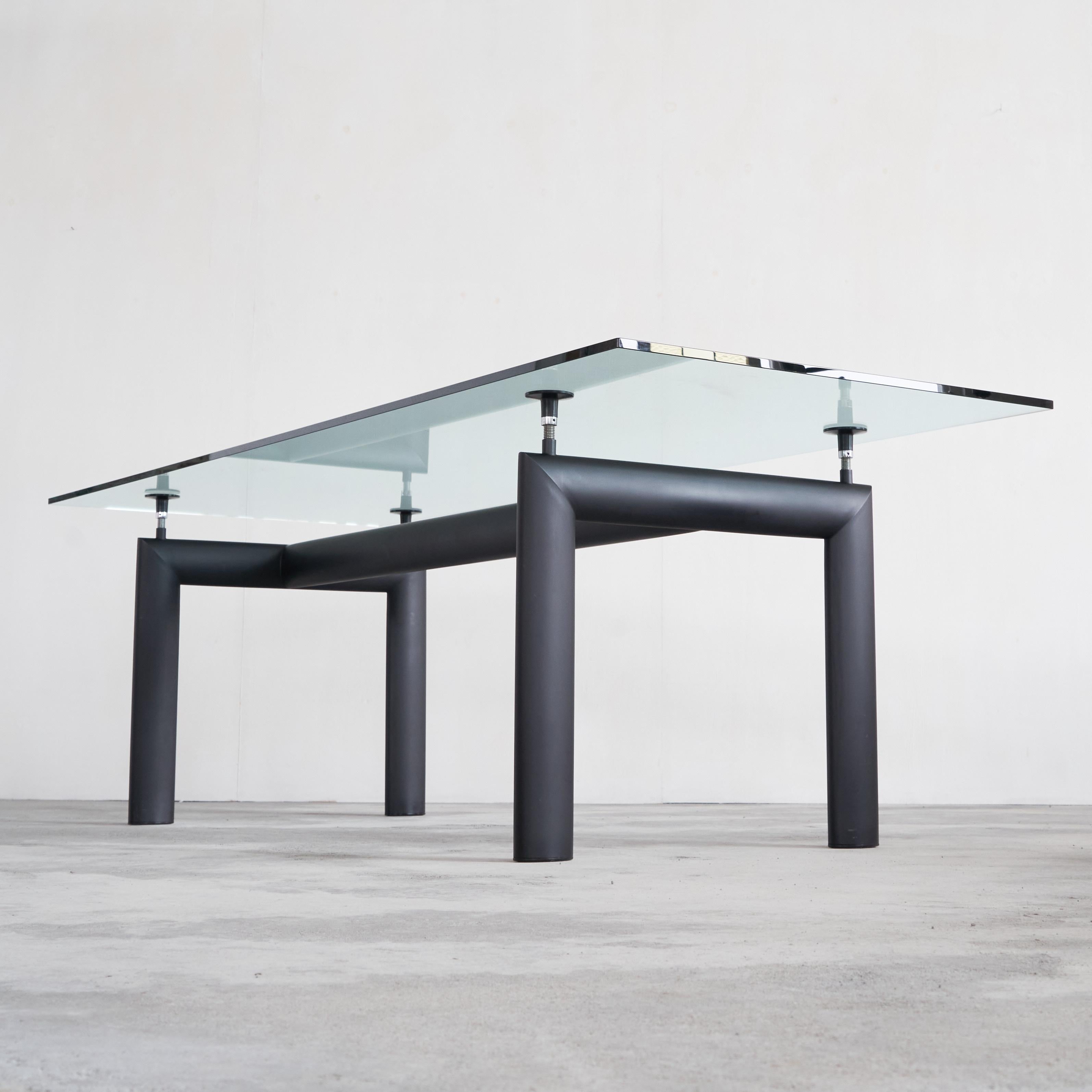Satz von Le Corbusier LC6 Tisch & 4 Matteo Grassi Stühlen aus schwarzem Leder 1990er Jahre im Angebot 4