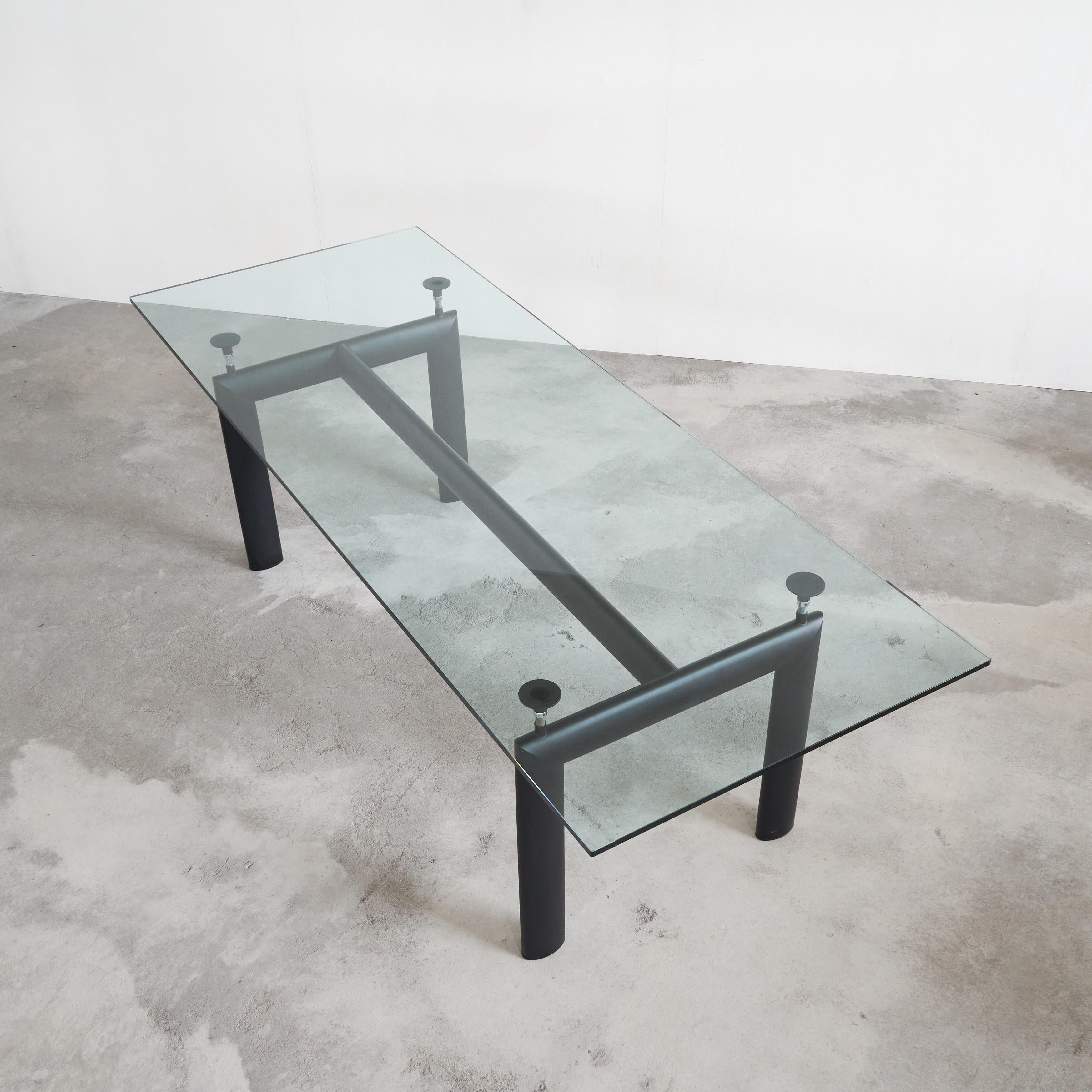Satz von Le Corbusier LC6 Tisch & 4 Matteo Grassi Stühlen aus schwarzem Leder 1990er Jahre im Angebot 6