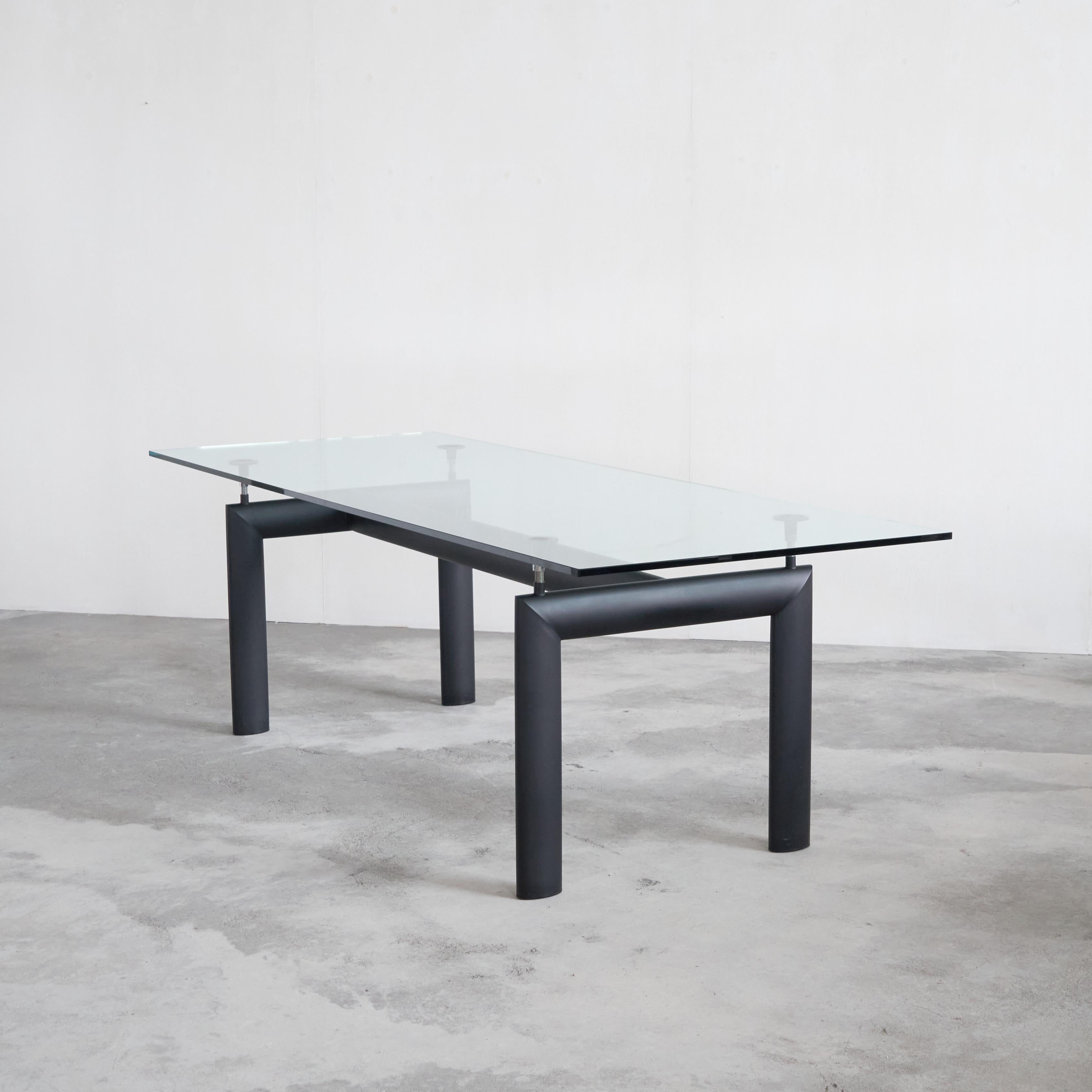 Satz von Le Corbusier LC6 Tisch & 4 Matteo Grassi Stühlen aus schwarzem Leder 1990er Jahre im Angebot 9