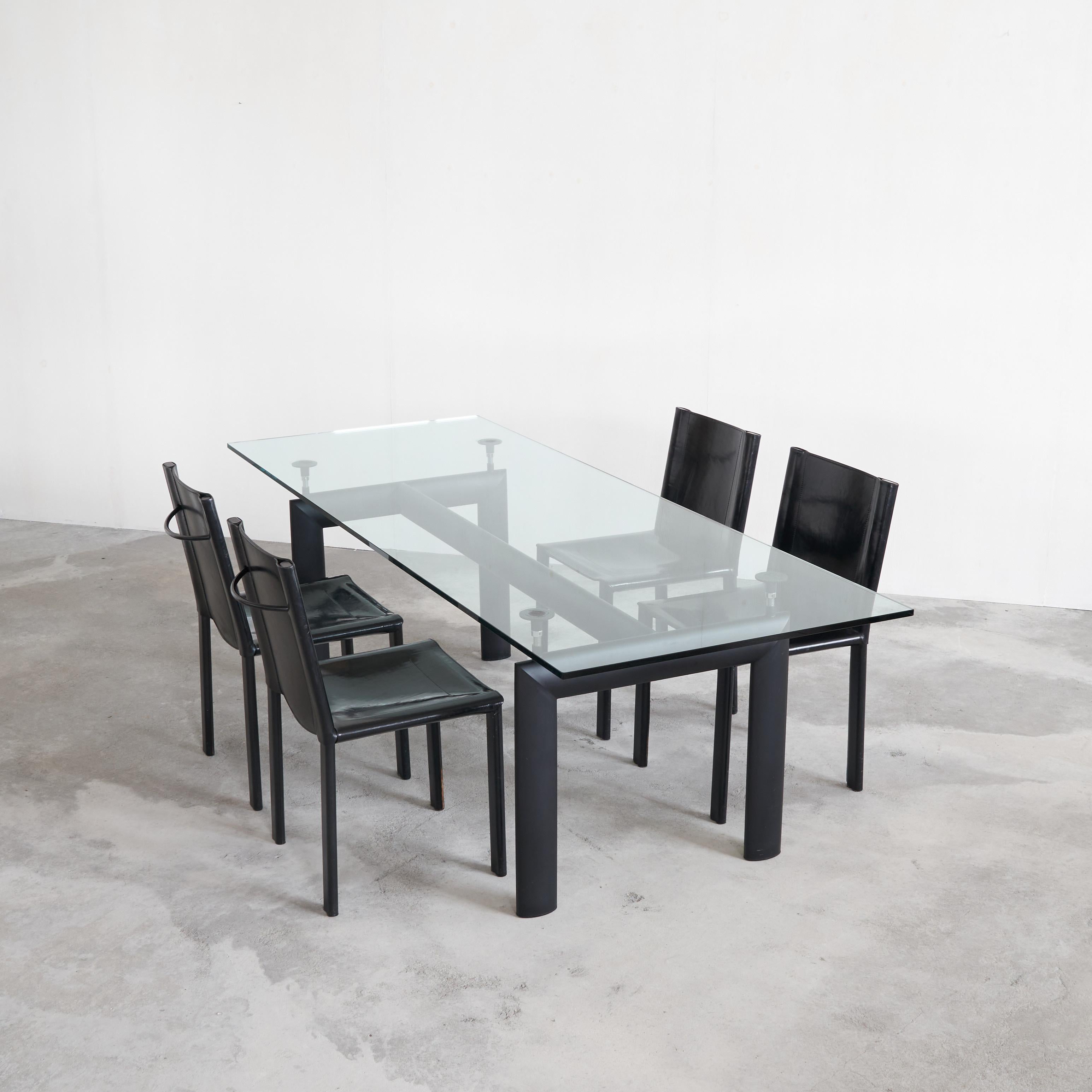 Satz von Le Corbusier LC6 Tisch & 4 Matteo Grassi Stühlen aus schwarzem Leder 1990er Jahre (Moderne der Mitte des Jahrhunderts) im Angebot