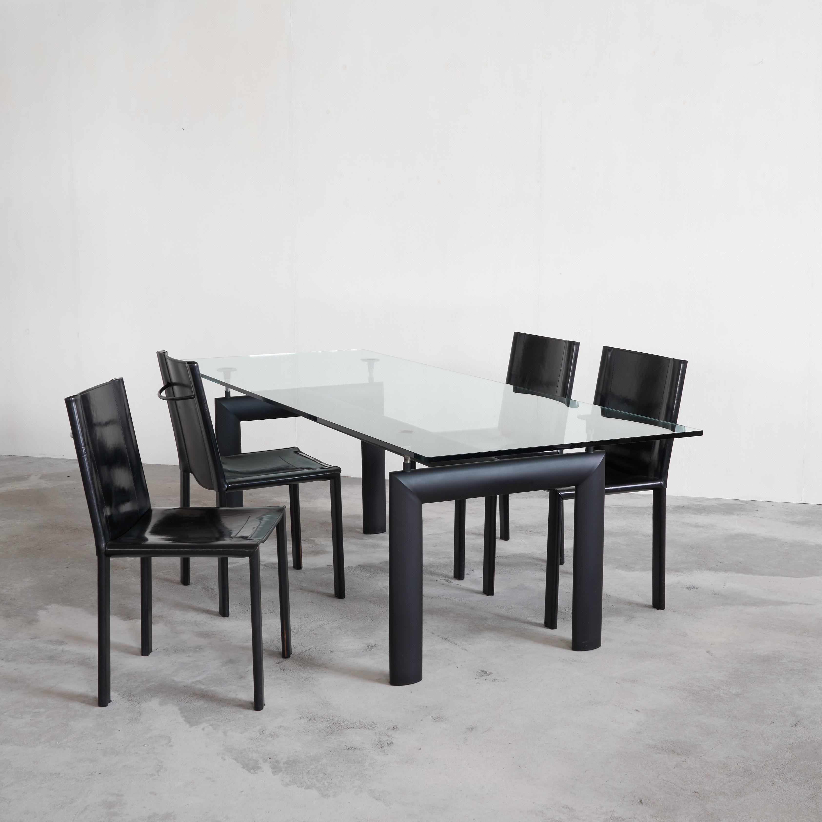 Satz von Le Corbusier LC6 Tisch & 4 Matteo Grassi Stühlen aus schwarzem Leder 1990er Jahre (Italienisch) im Angebot