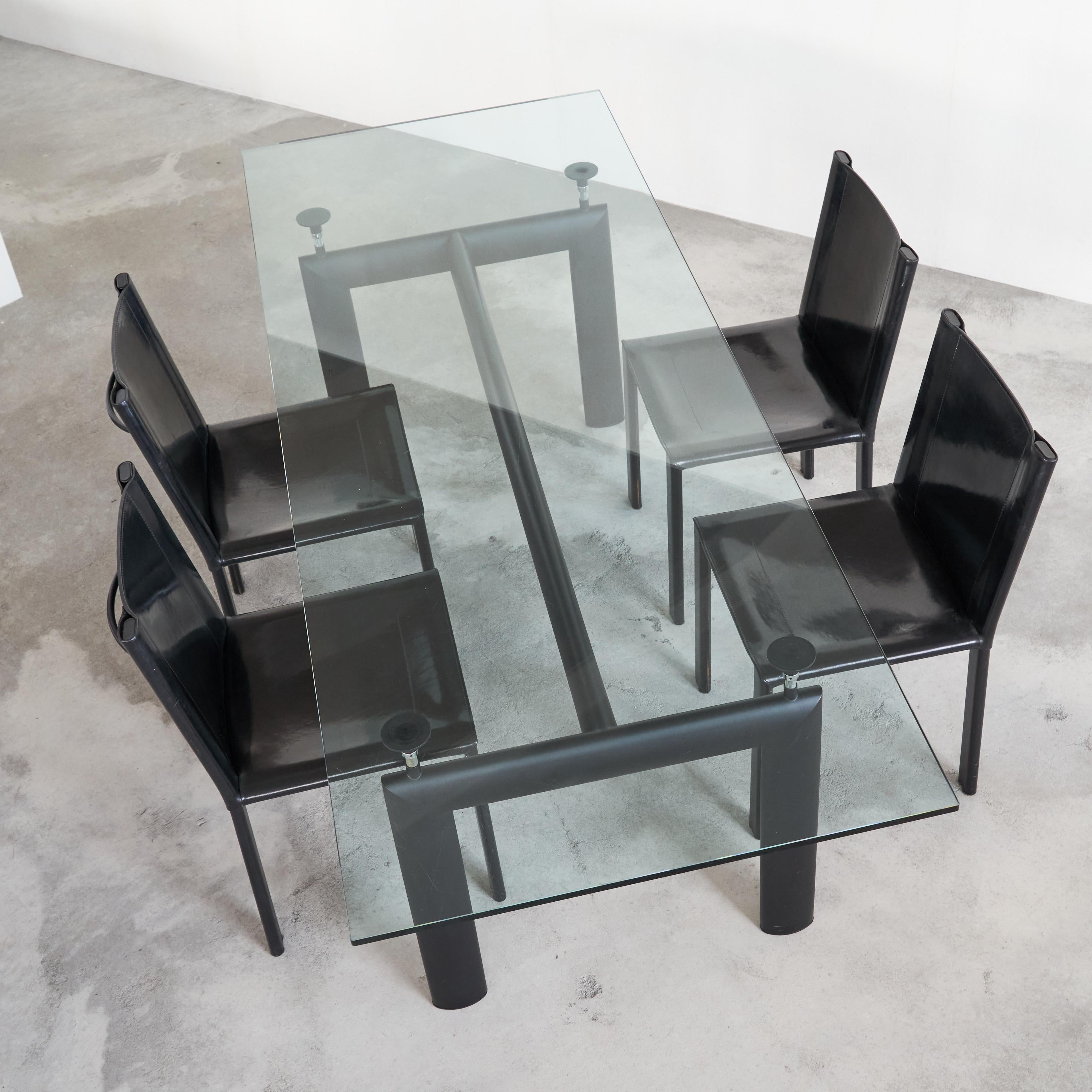 Satz von Le Corbusier LC6 Tisch & 4 Matteo Grassi Stühlen aus schwarzem Leder 1990er Jahre im Angebot 1