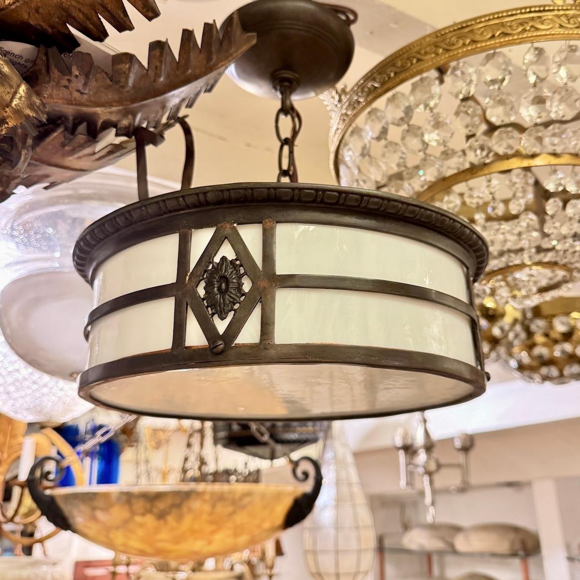 Milieu du XXe siècle Ensemble de lampes à suspension en verre plombé, vendues individuellement en vente