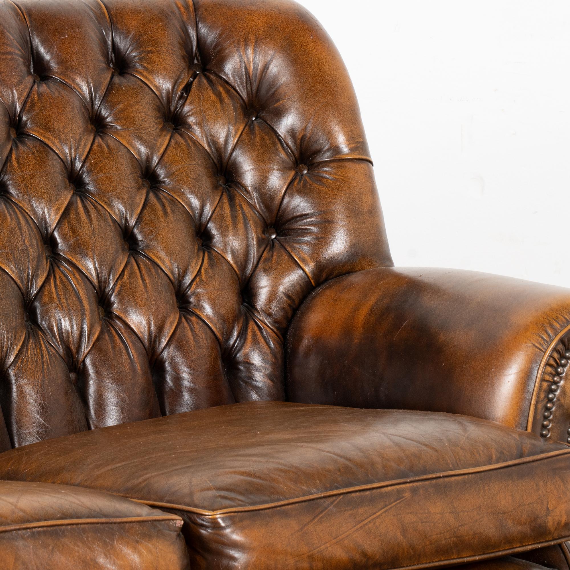 Set of Leather Chesterfield 3 Seat Sofa & Two Club Armchairs, Denmark circa 1980 3