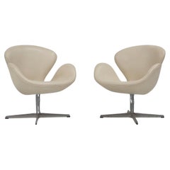 Set di sedie a cigno in pelle di Arne Jacobsen per Fritz Hansen, Danimarca 2006