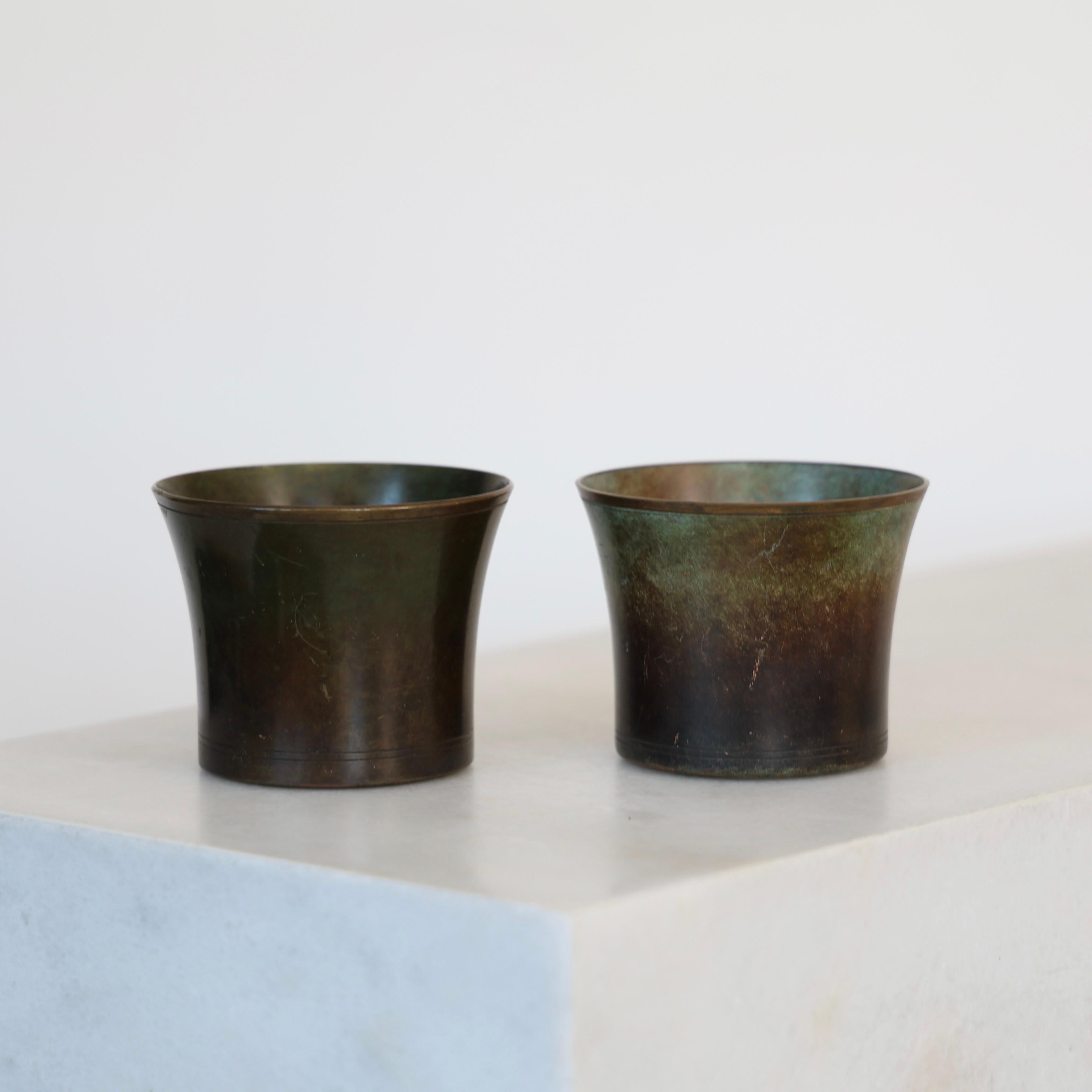 Set di eleganti contenitori color bronzo chiaro disegnati da Just Andersen negli anni '20. Un bel duo per un posto bellissimo.

* Set (2) di piccoli vasi / tazze in bronzo chiaro
* Designer: Just Andersen
* Model No: LB 1161 
* Anno: 1927
*