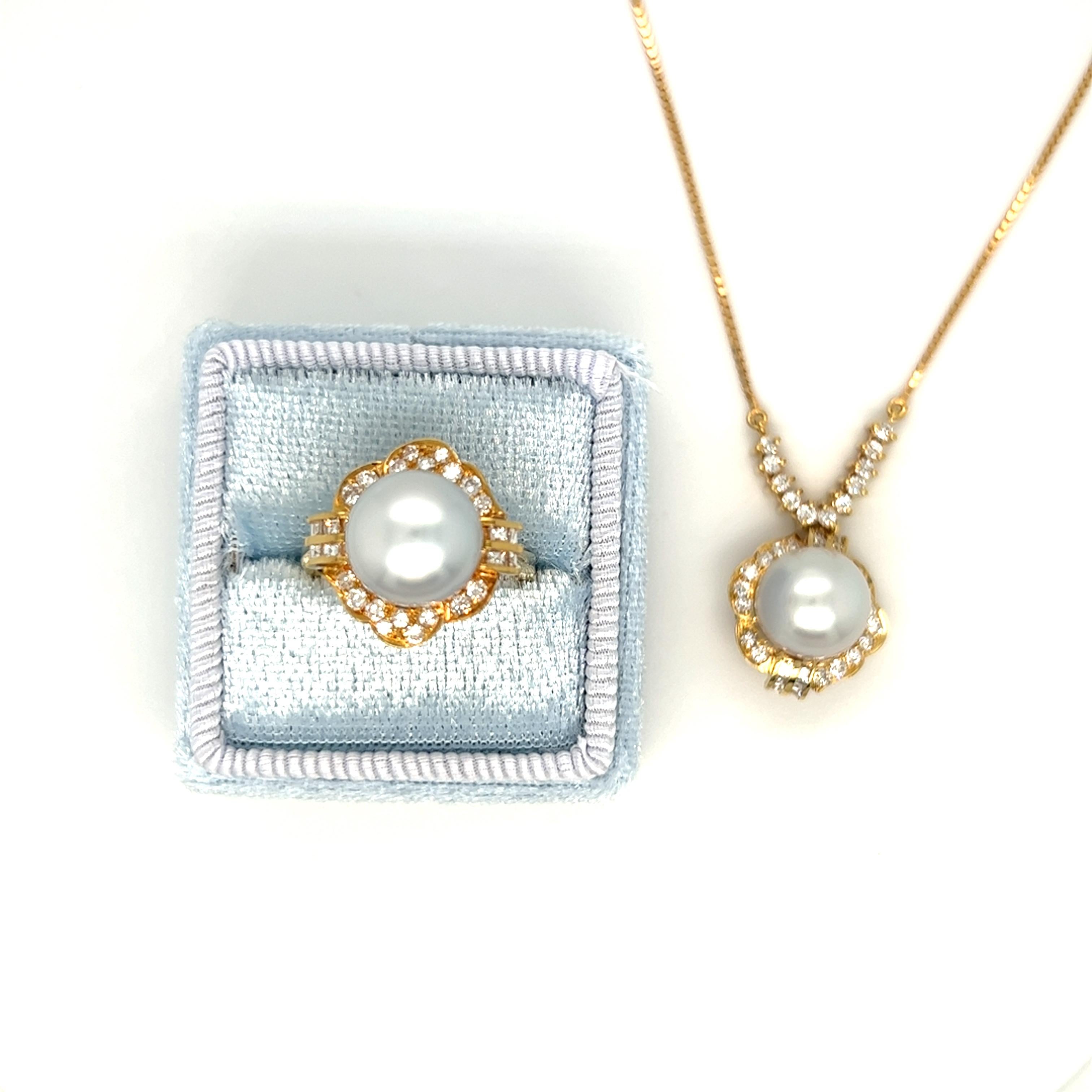 Ensemble de bague et collier en perles gris clair et diamants Excellent état - En vente à beverly hills, CA