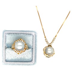 Set aus hellgrauem Perlen- und Diamantring und Halskette