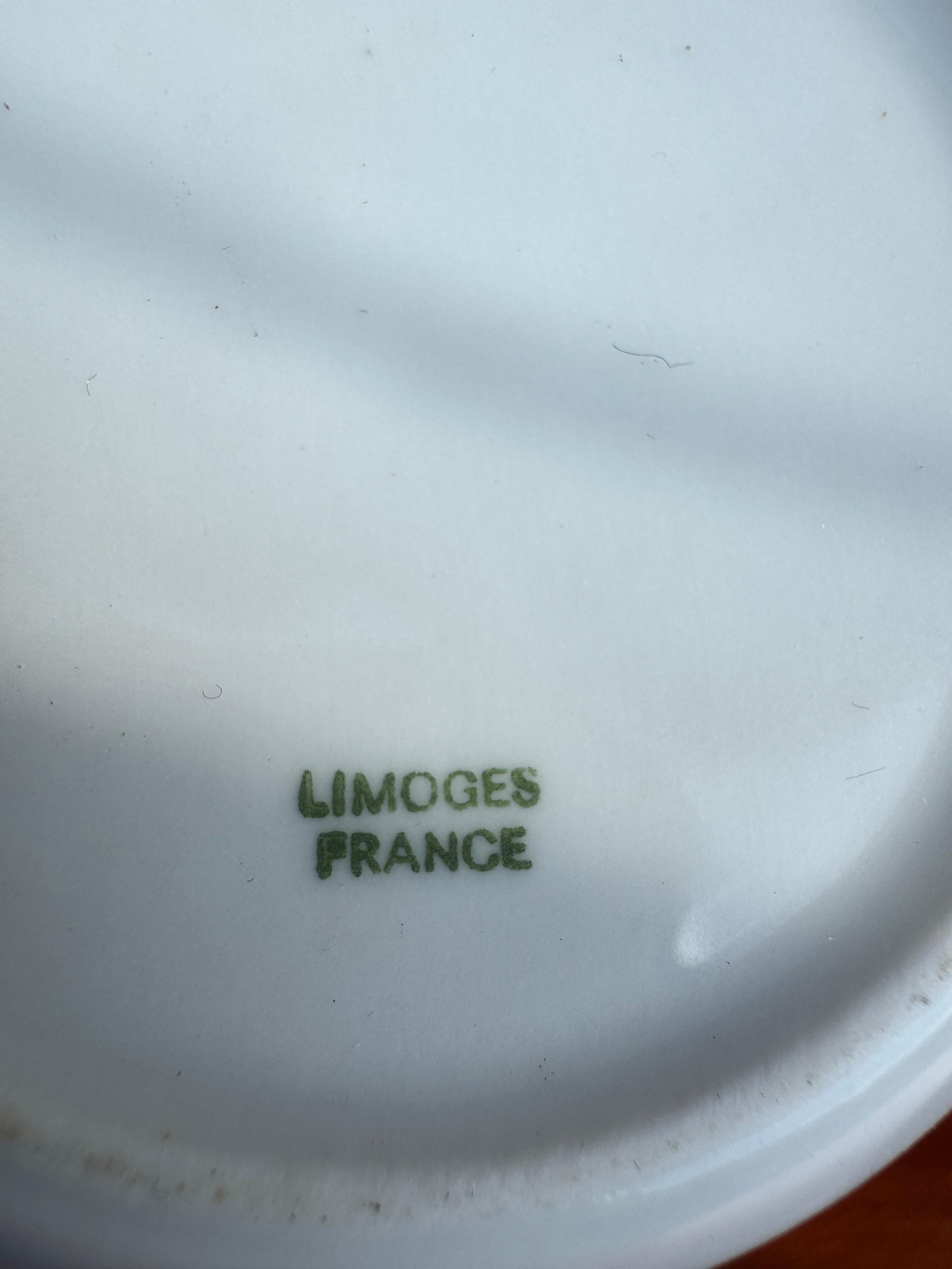 Este juego de vajilla se fabricó en Limoges, Francia.
Tiene un aspecto brillante y pintado a mano.
El juego consta de salero y pimentero, un cremero y azucarero, y 4 vasos.

