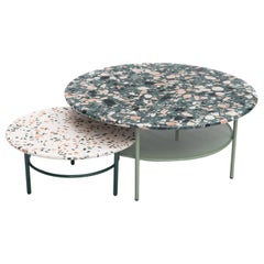 Ensemble de tables basses Lira:: plateau en terrazzo:: design mexicain contemporain