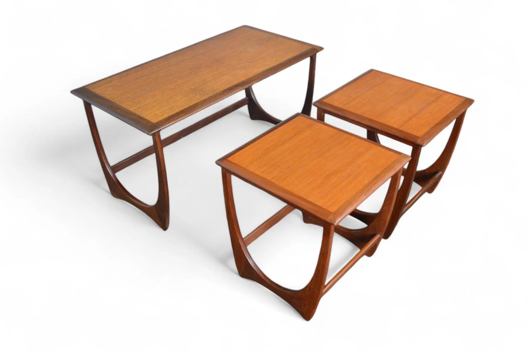 Ensemble de longues tables gigognes Astro n°1 Bon état - En vente à Berkeley, CA
