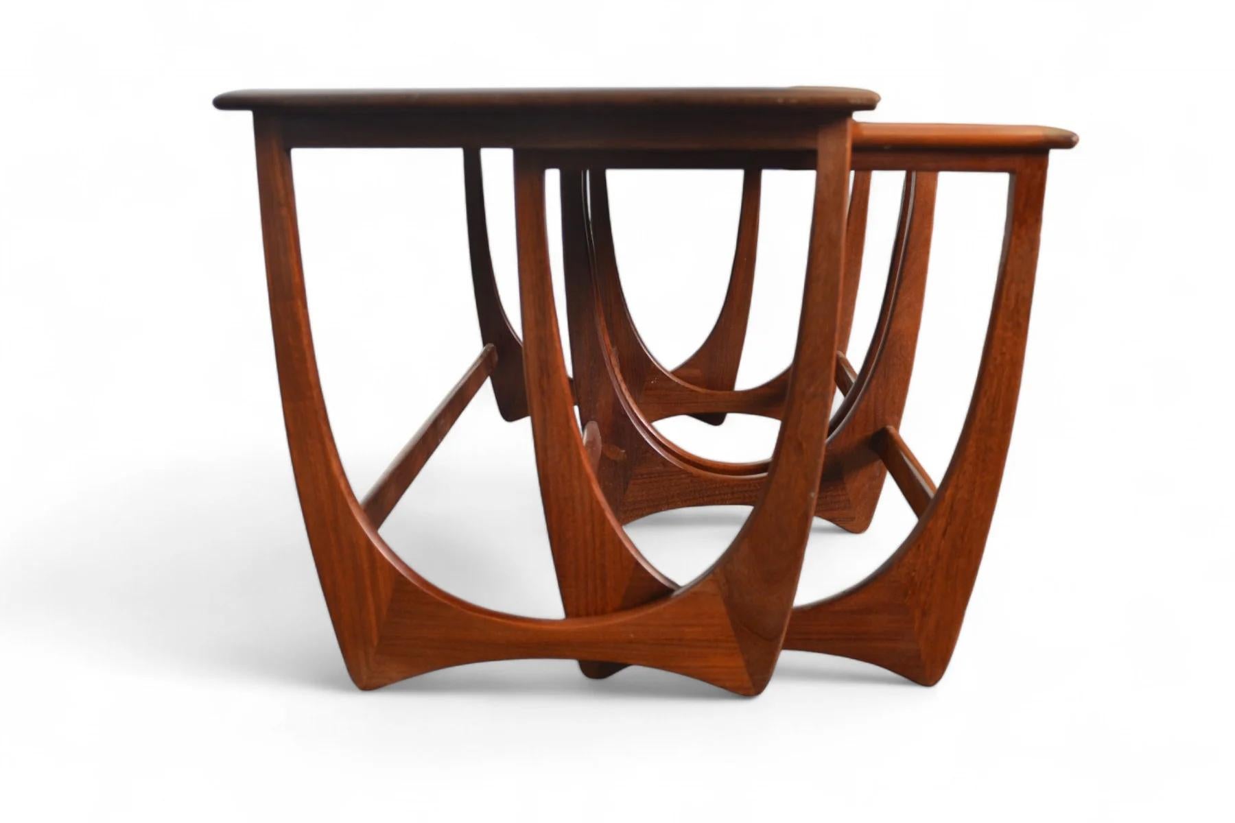 Ensemble de longues tables gigognes Astro n°1 en vente 1