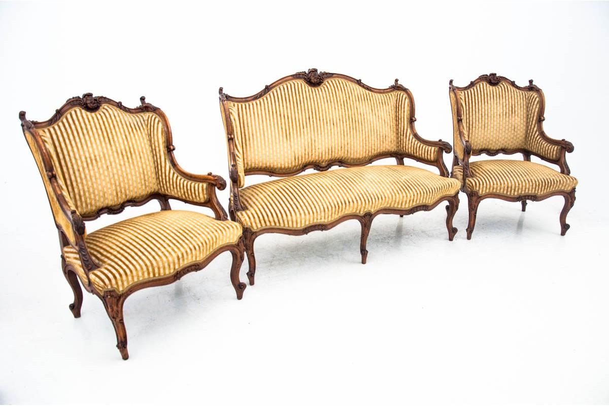 Salon set, France, circa 1890.
Very good condition. After renovation. 
Origin: France - Paris
Wood: Walnut

Dimensions
sofa: Height 101, 5 cm, width 135 cm
bersers: Height 96.5 cm width 70 cm.