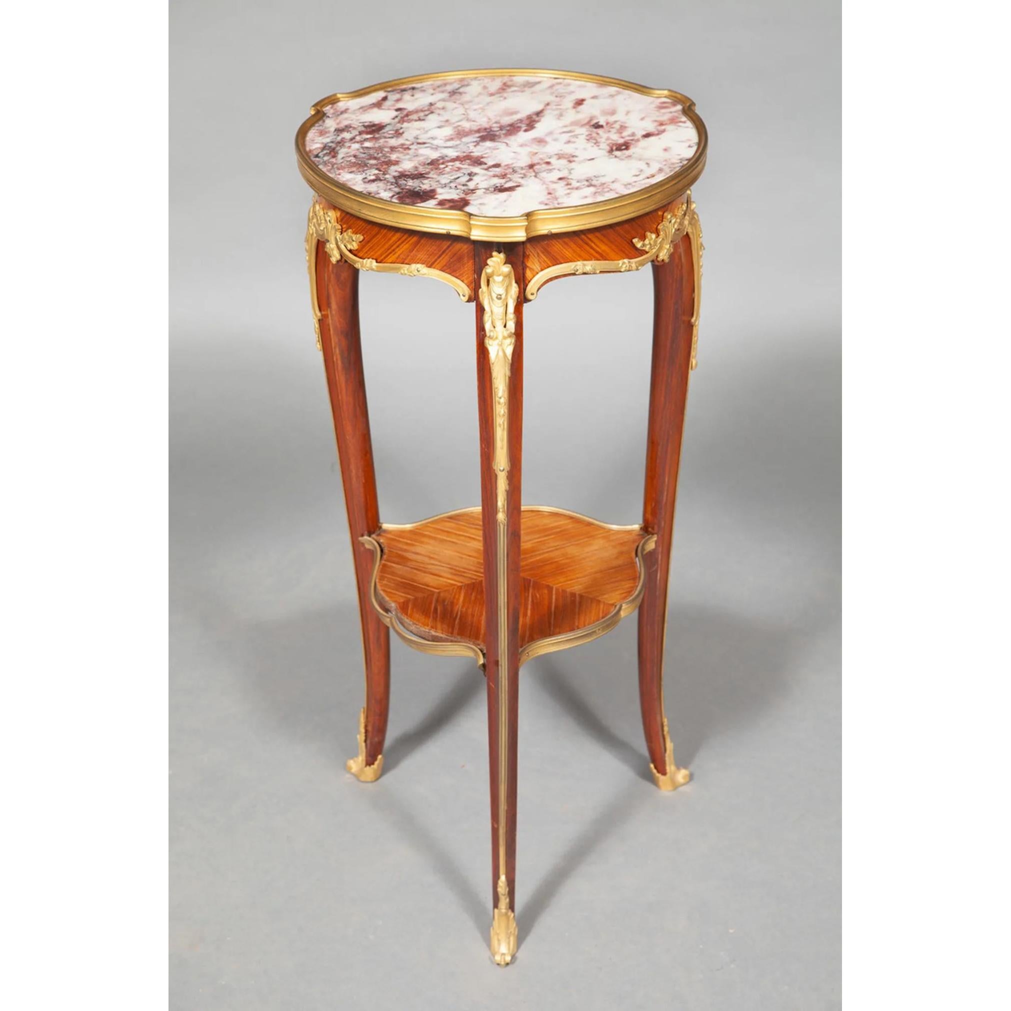 Set di oggetti in bronzo dorato in stile Luigi XV  Tavoli in Kingwood montati att  Zwiener in vendita 3