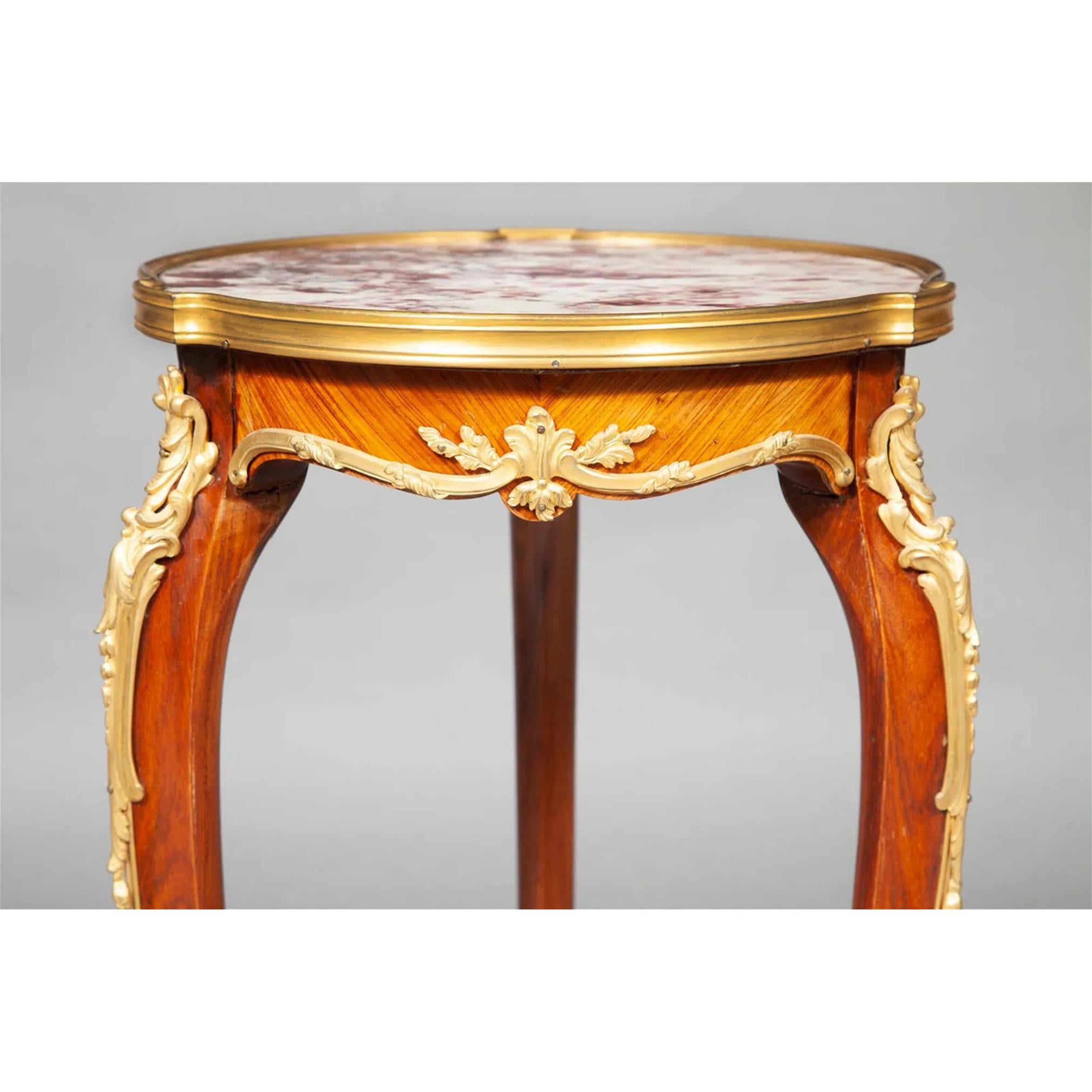 Set di oggetti in bronzo dorato in stile Luigi XV  Tavoli in Kingwood montati att  Zwiener in vendita 5