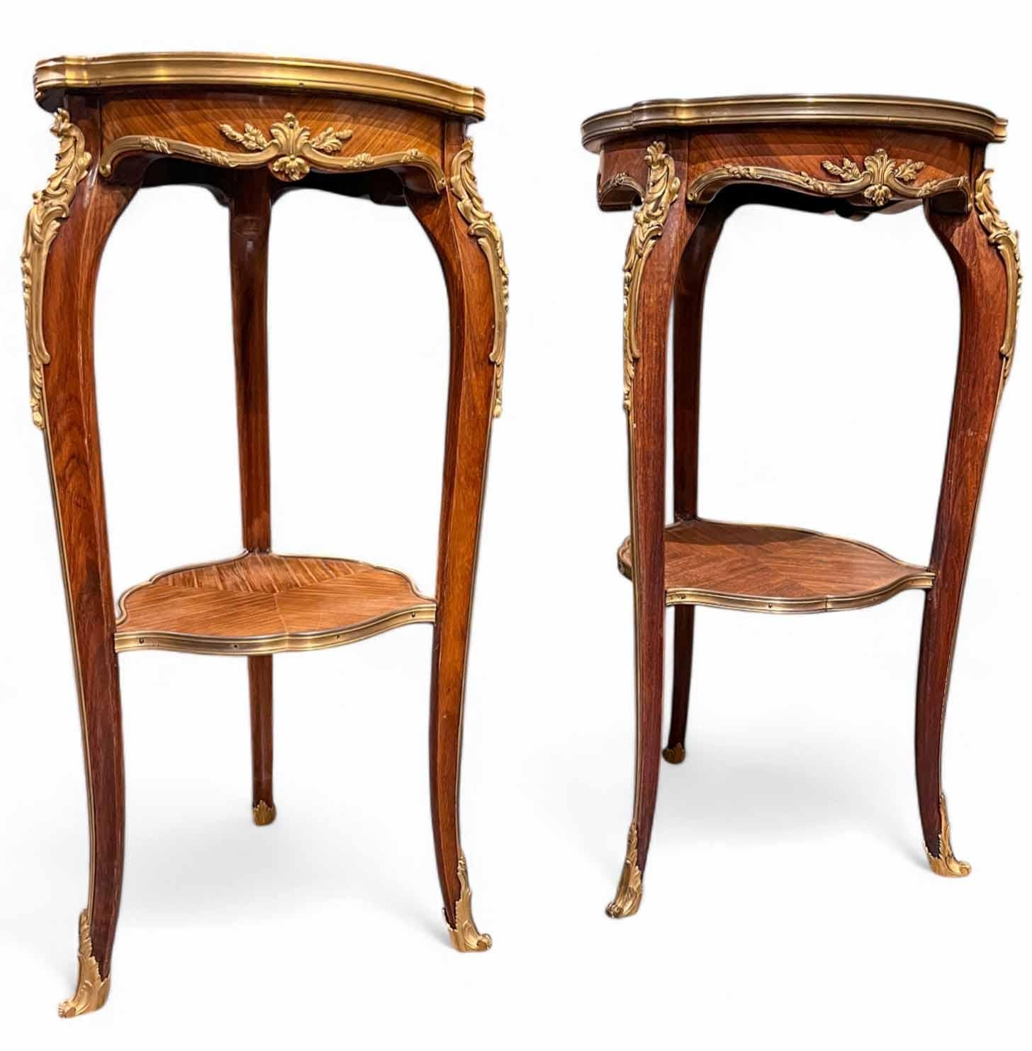Francese Set di oggetti in bronzo dorato in stile Luigi XV  Tavoli in Kingwood montati att  Zwiener in vendita