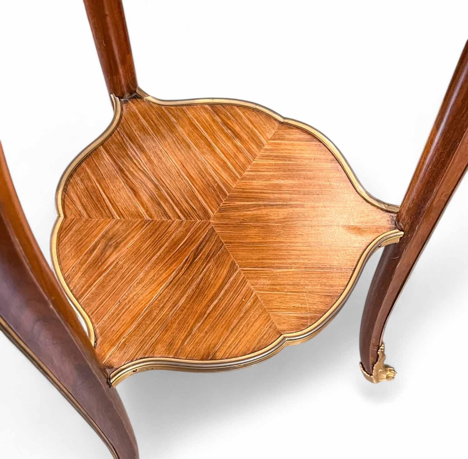 Calco Set di oggetti in bronzo dorato in stile Luigi XV  Tavoli in Kingwood montati att  Zwiener in vendita