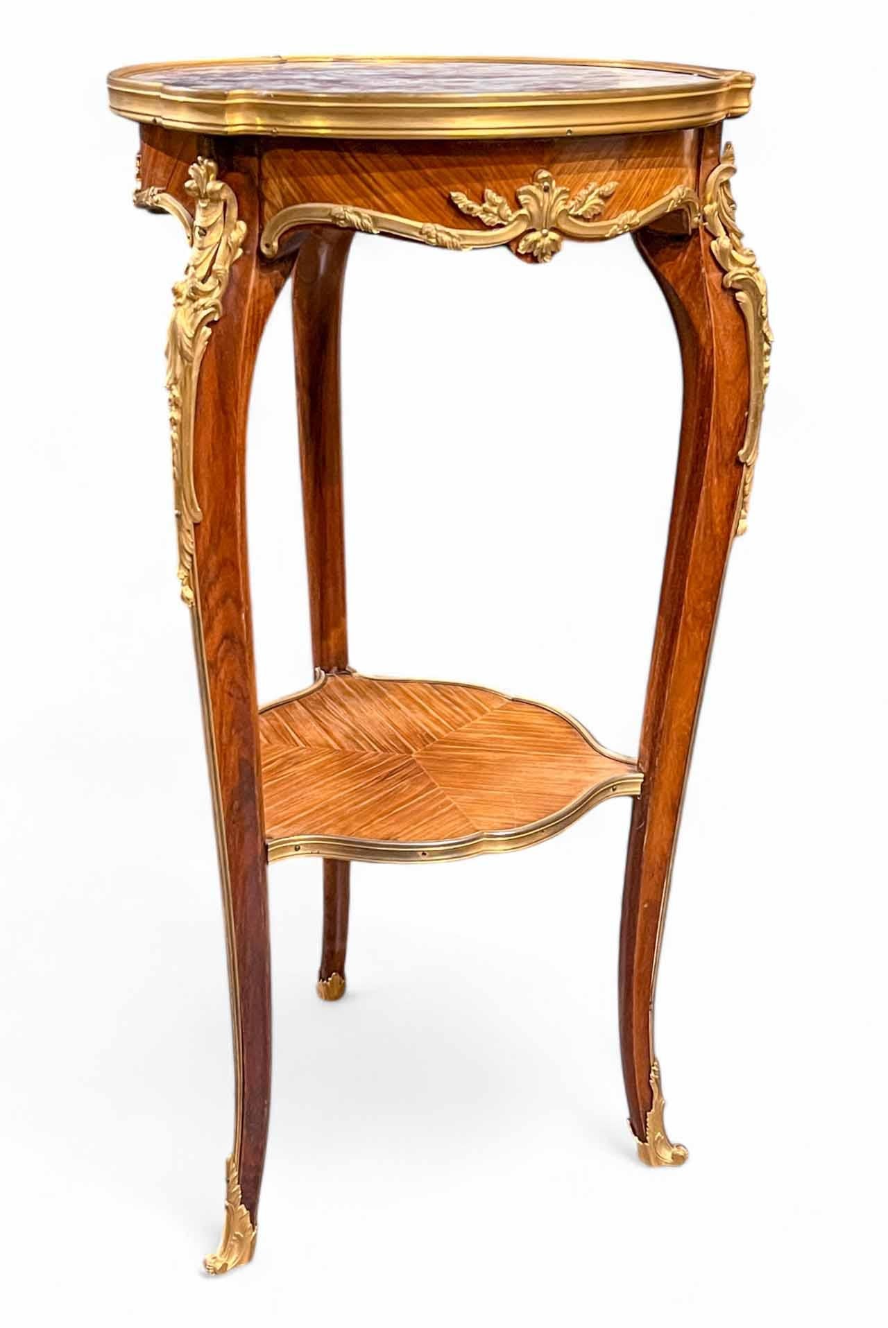 Set di oggetti in bronzo dorato in stile Luigi XV  Tavoli in Kingwood montati att  Zwiener In condizioni buone in vendita a New York, NY