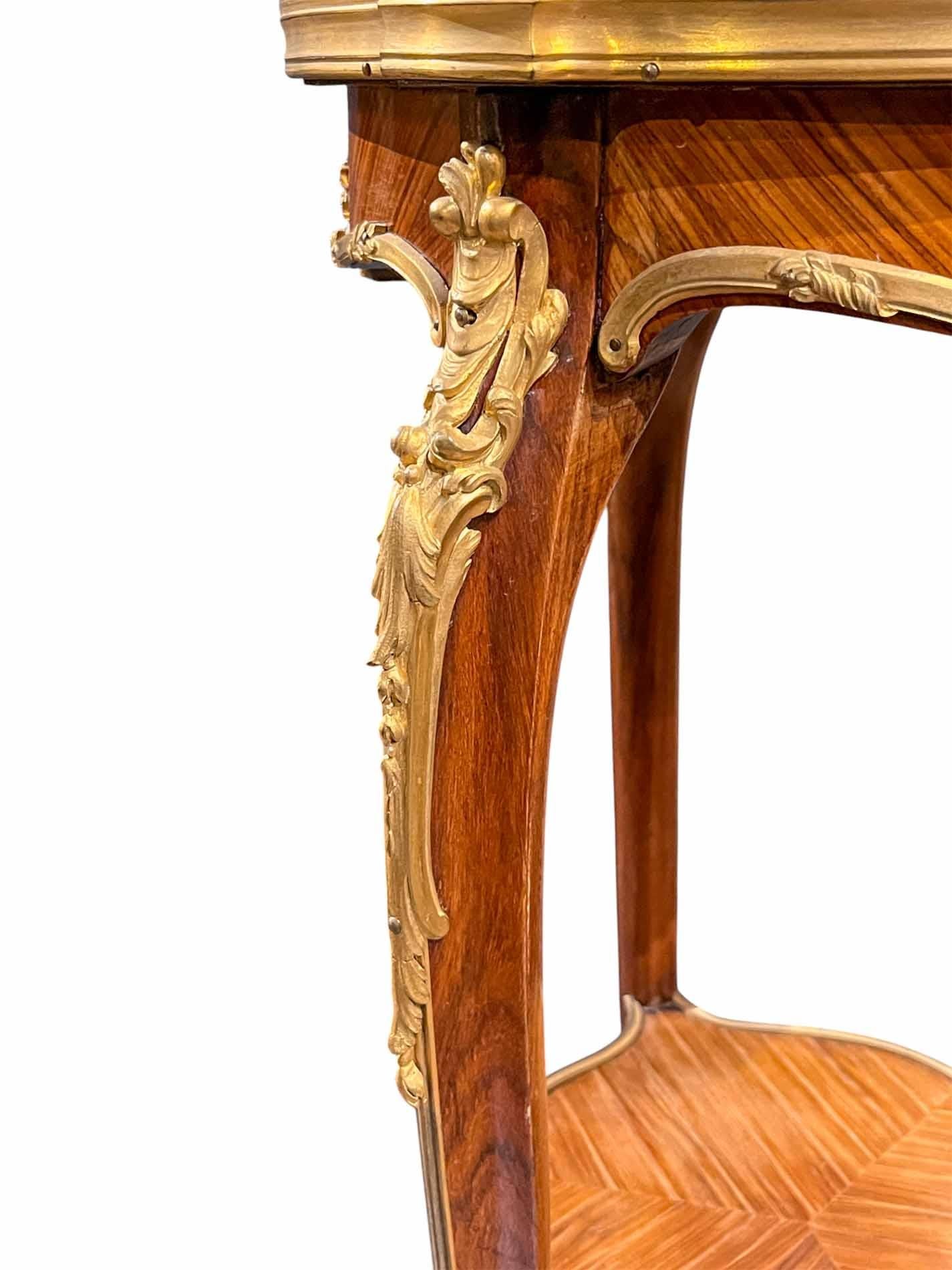 XIX secolo Set di oggetti in bronzo dorato in stile Luigi XV  Tavoli in Kingwood montati att  Zwiener in vendita