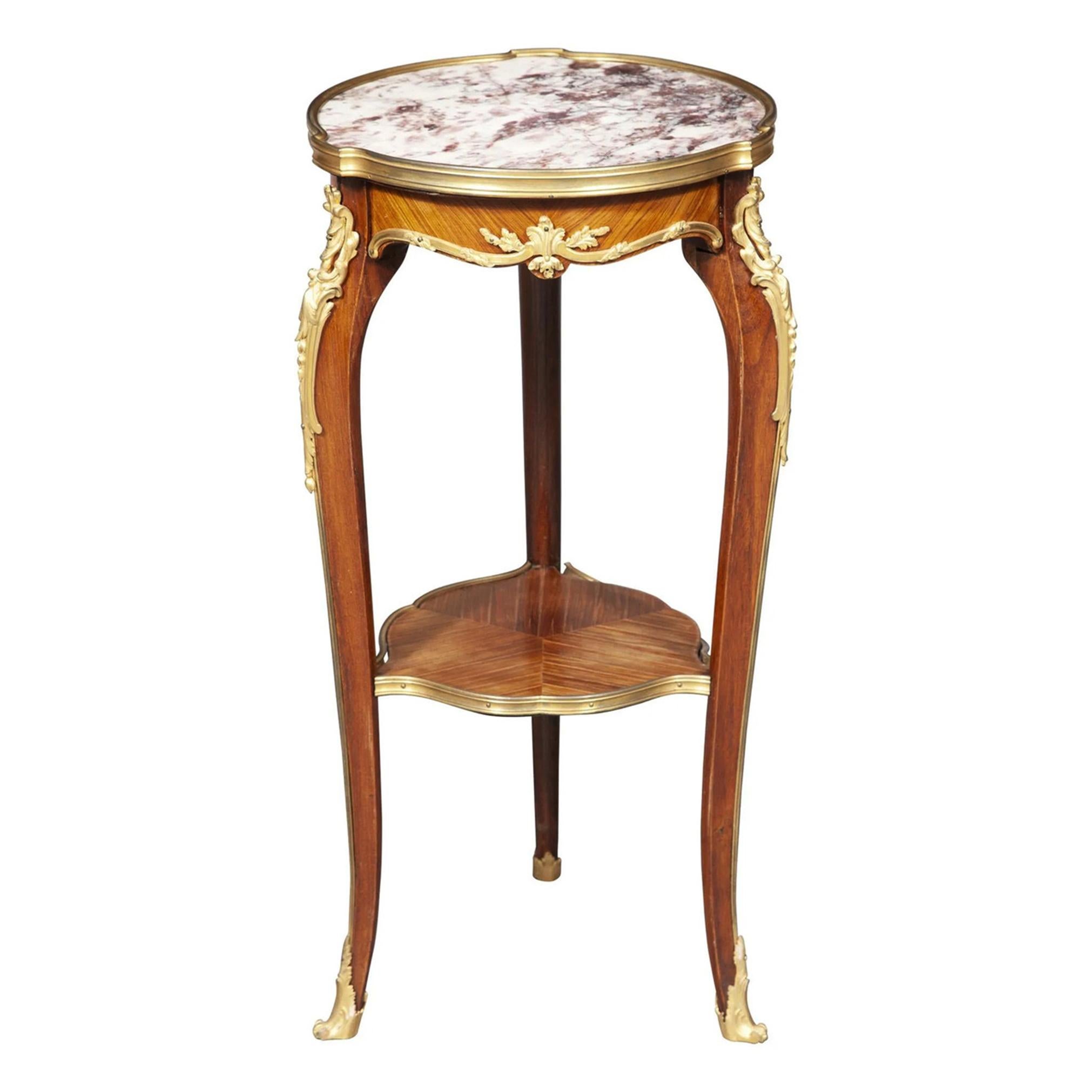 Set di oggetti in bronzo dorato in stile Luigi XV  Tavoli in Kingwood montati att  Zwiener in vendita 1