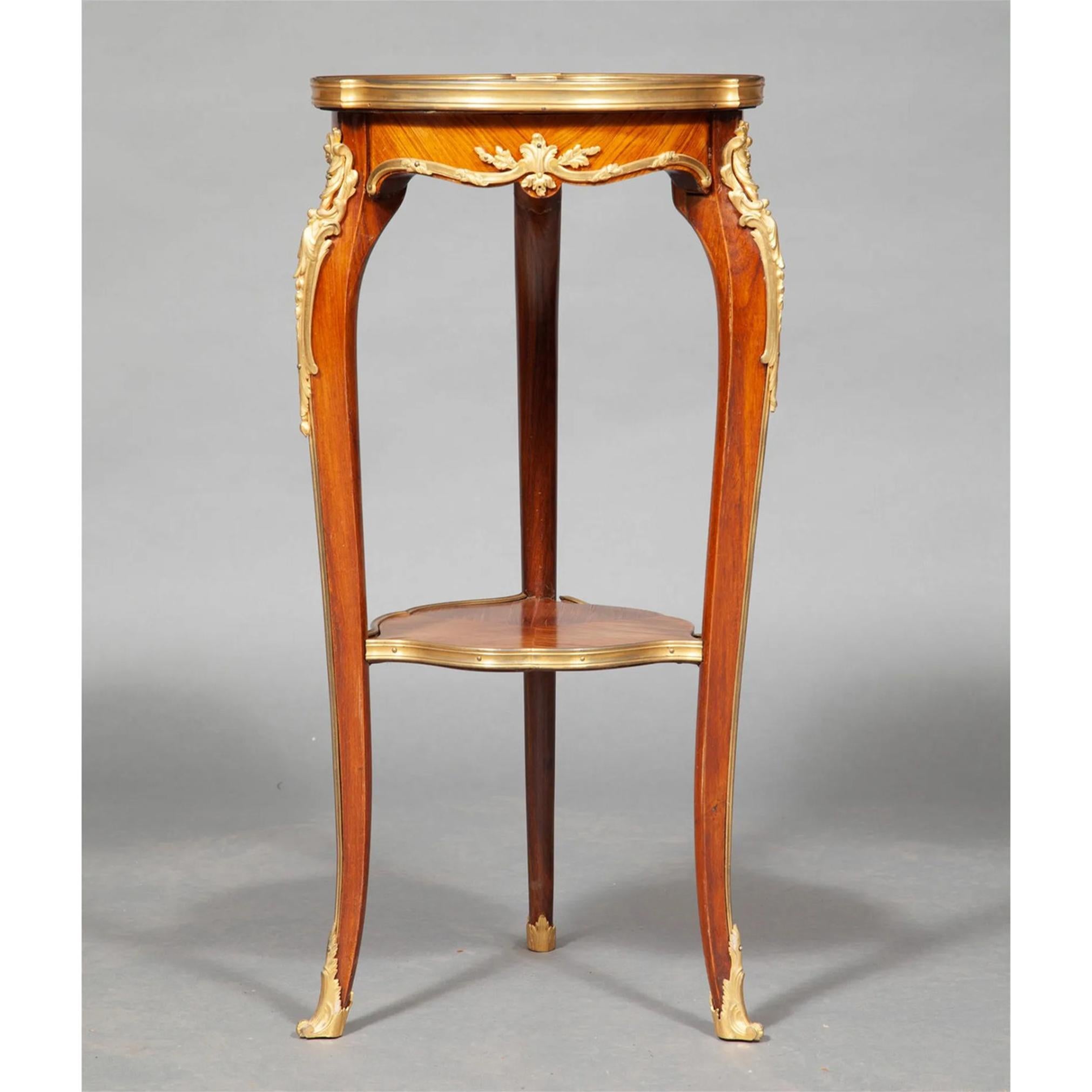 Set di oggetti in bronzo dorato in stile Luigi XV  Tavoli in Kingwood montati att  Zwiener in vendita 2