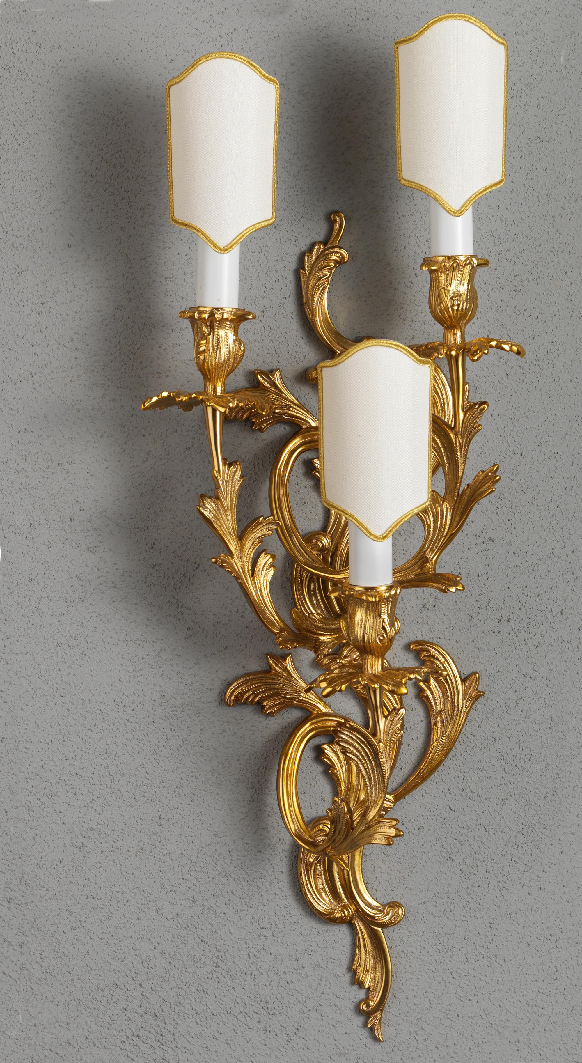 Satz von Louis XV Stil vergoldeter Bronze Wandleuchten von Gherardo Degli Albizzi Schön in der traditionellen Art und Weise mit all den prächtigen Bewegung des Rokoko gegossen, mit drei Armen aus der Platte und mit Akanthusblättern und floralen