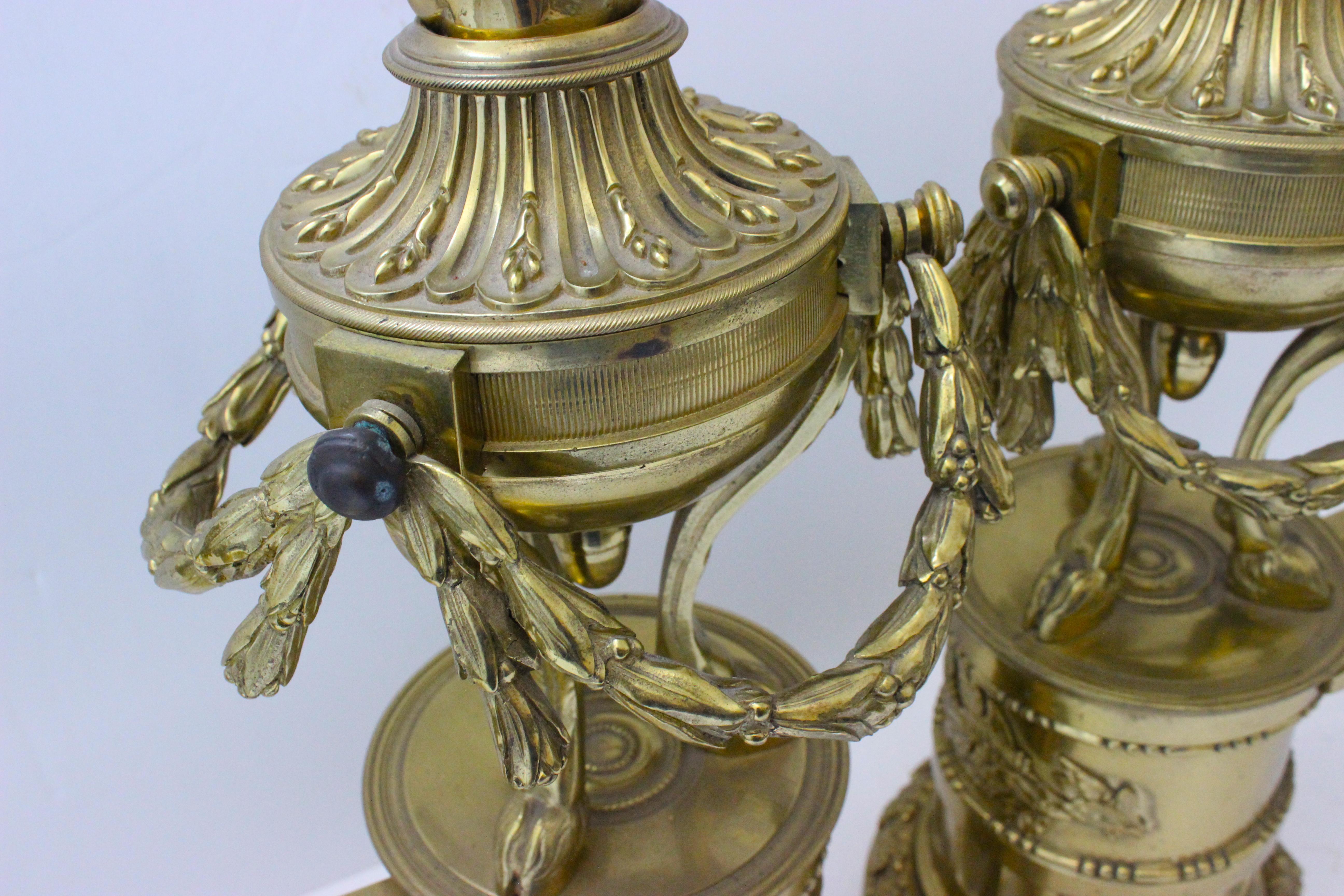 Ensemble de chenets en bronze de style Louis XVI en vente 7