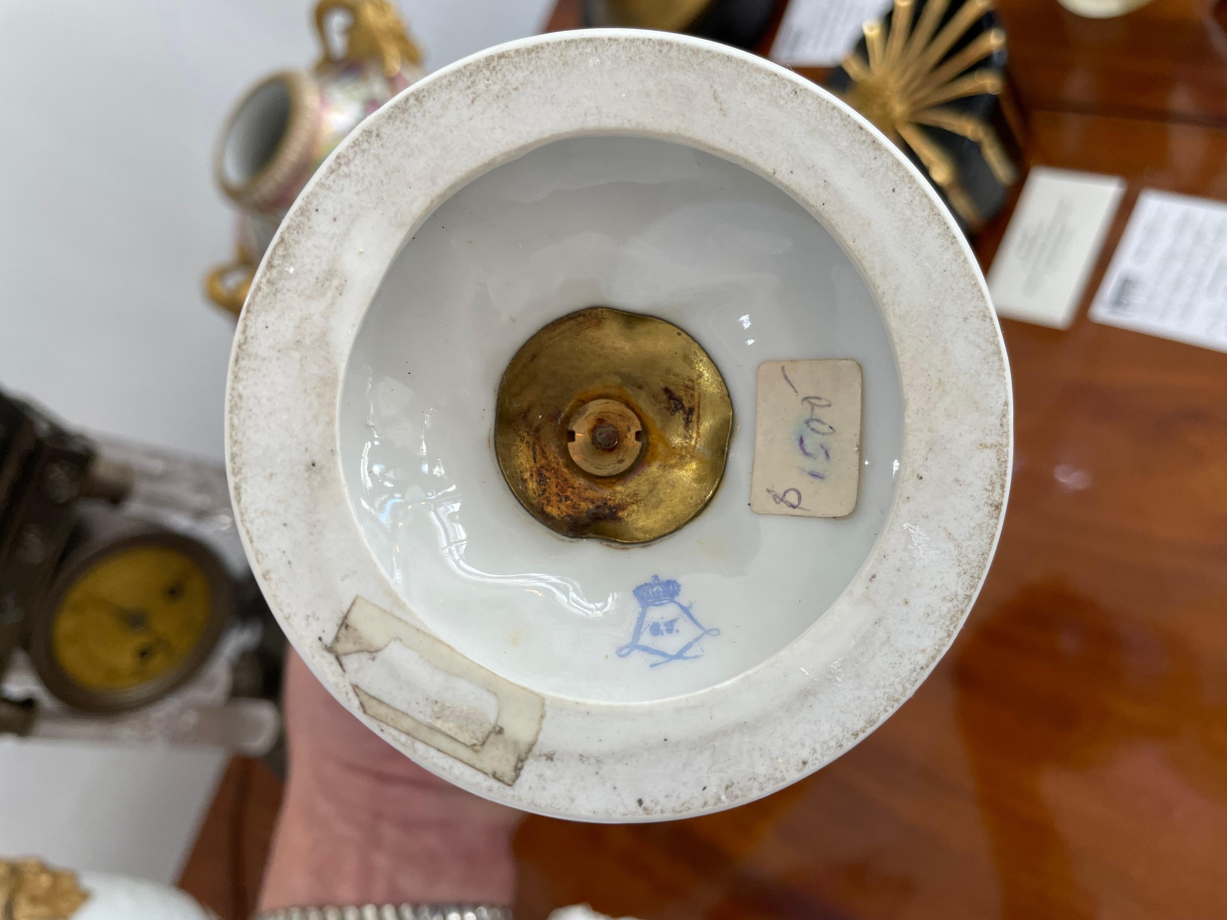 Ensemble d'urnes Louis XVI de style Sèvres en vente 11