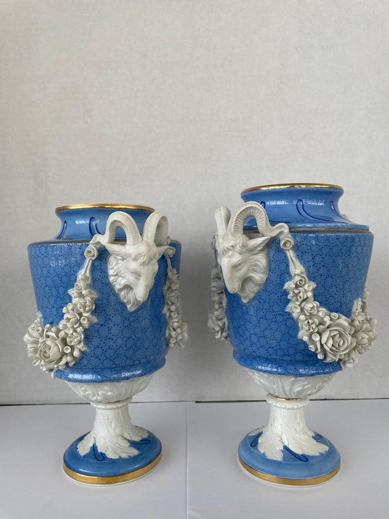 XIXe siècle Ensemble d'urnes Louis XVI de style Sèvres en vente