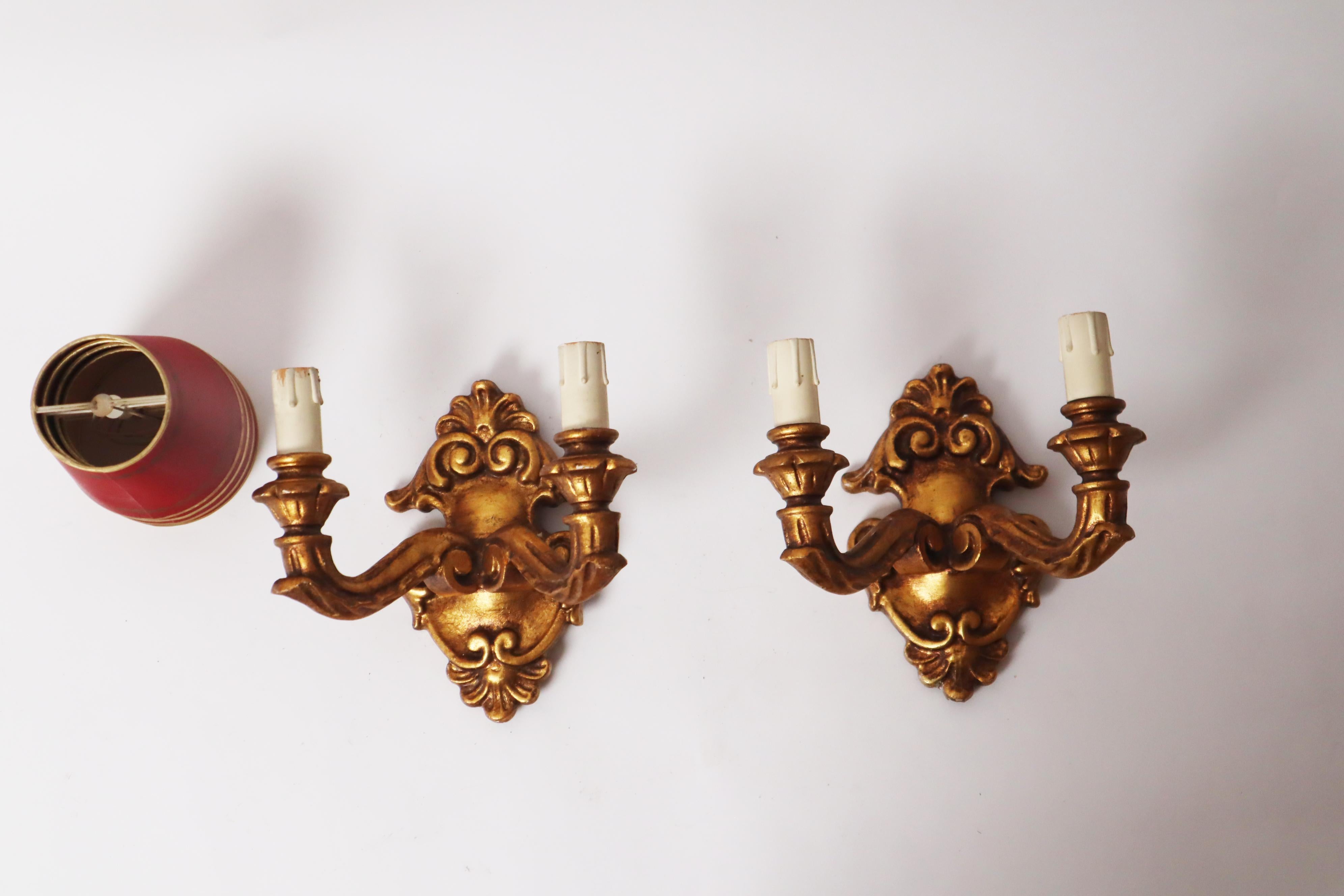 Conjunto de apliques Luis XVI de madera de tilo dorada en venta 4
