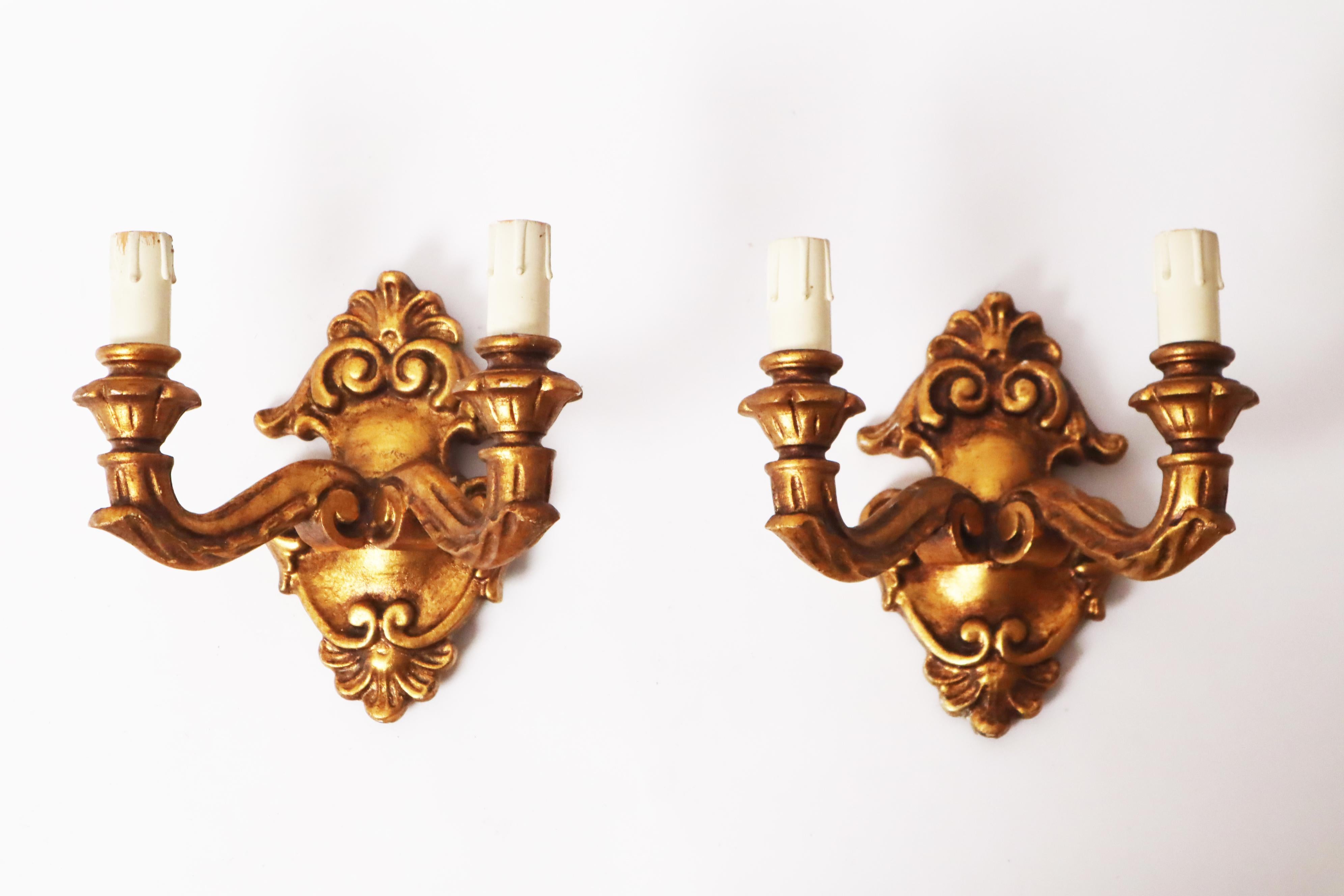 Conjunto de apliques Luis XVI de madera de tilo dorada en venta 5