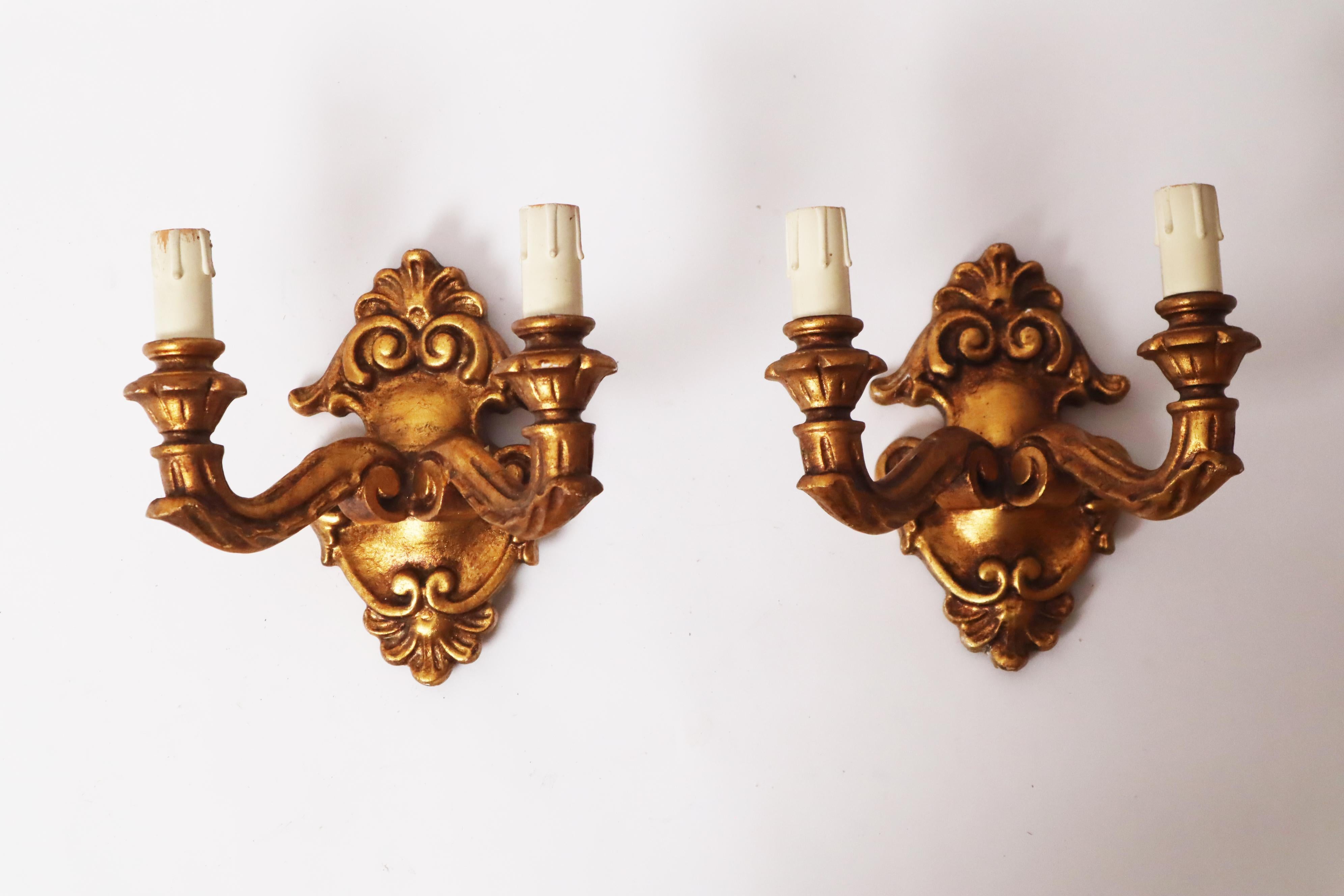 Conjunto de apliques Luis XVI de madera de tilo dorada en venta 6